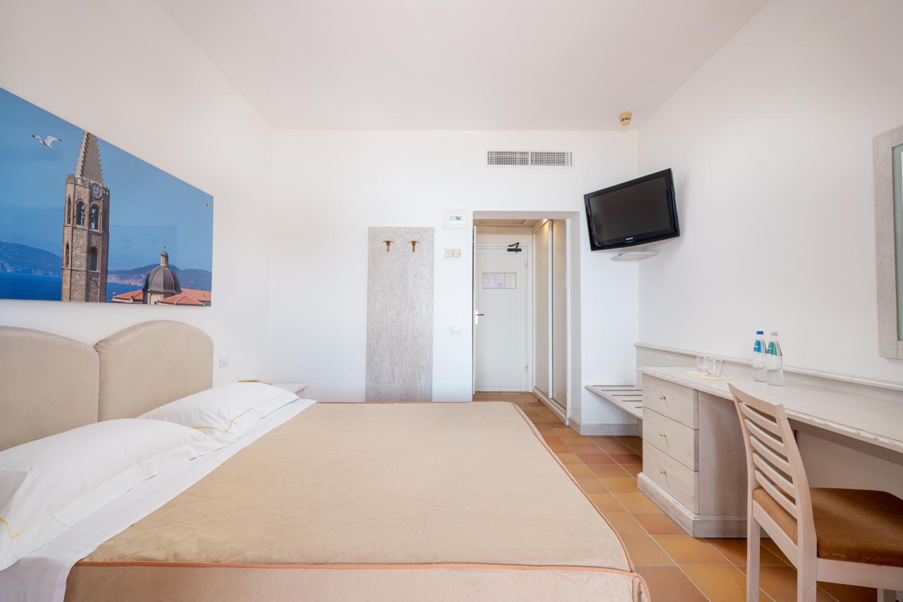 Double Room - Photo 7