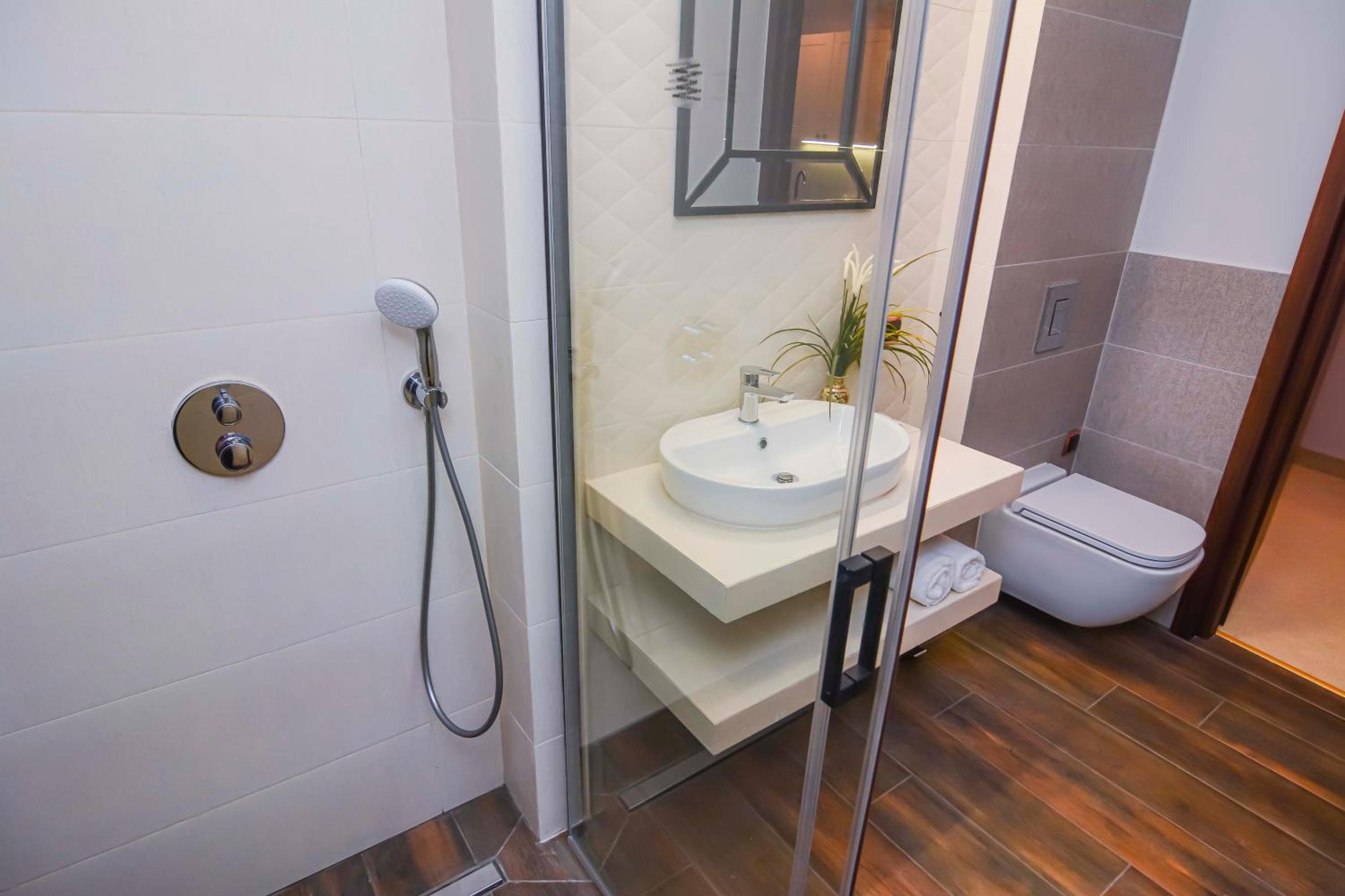 Deluxe King Room - Photo 7