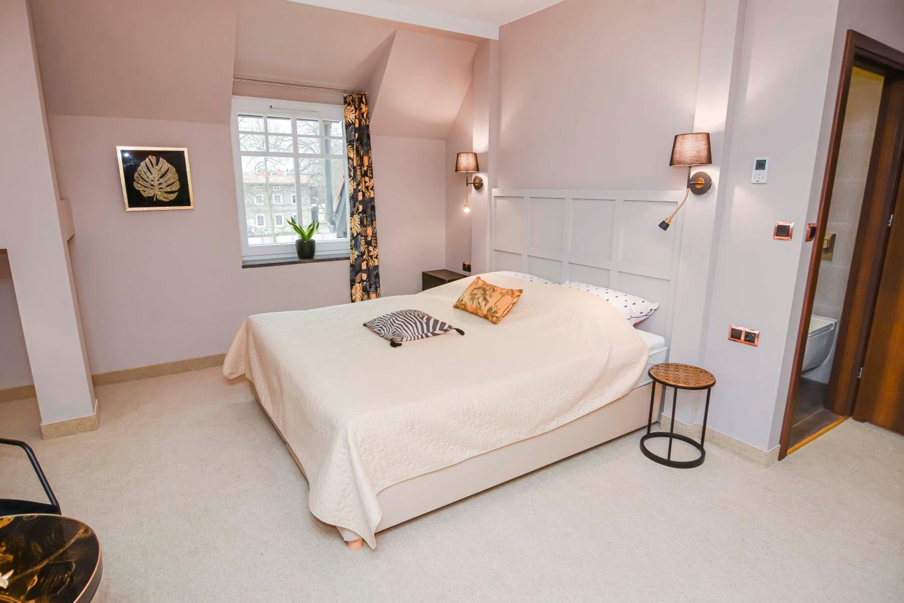 Deluxe King Room - Photo 5