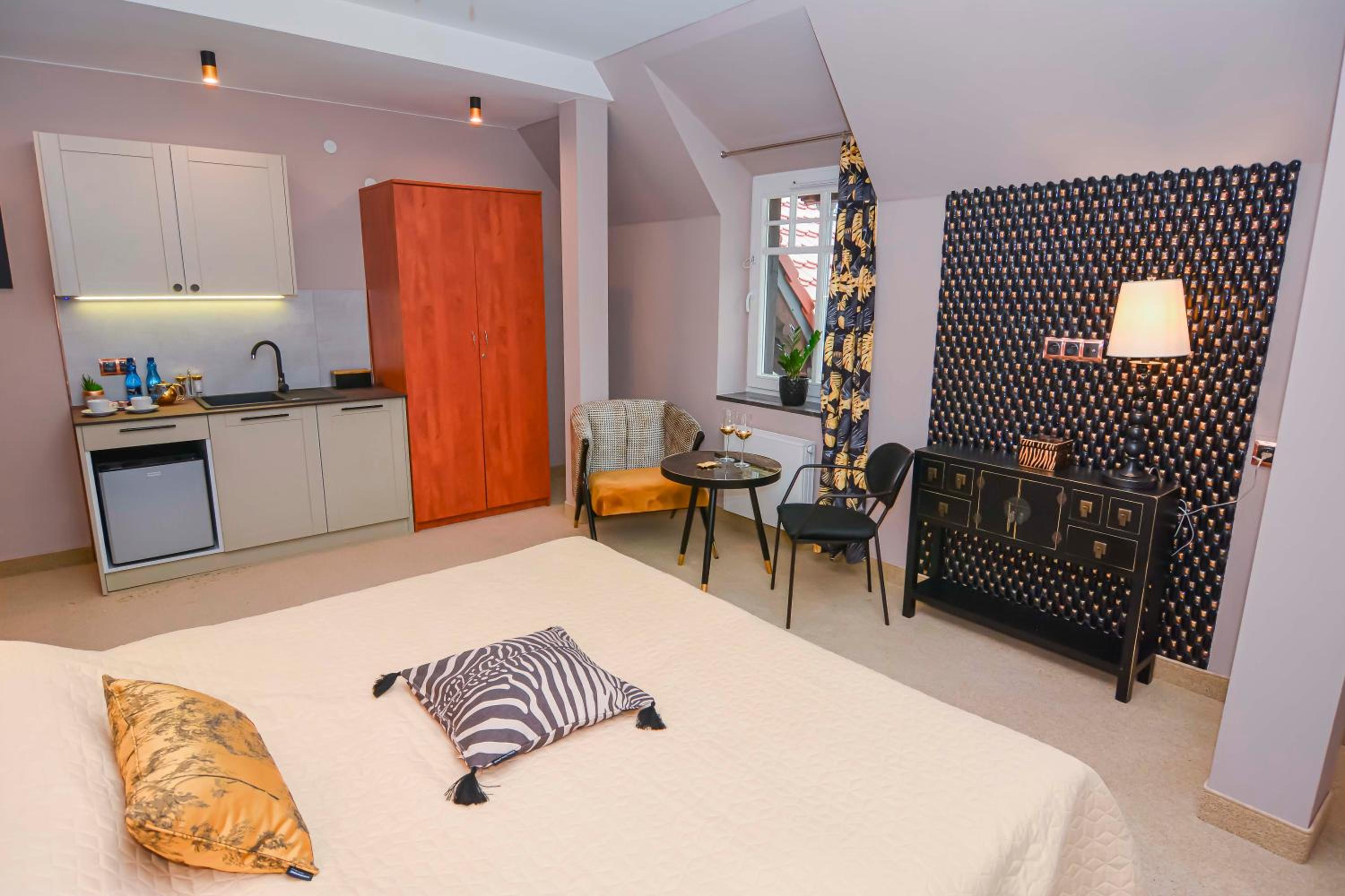 Deluxe King Room - Photo 3
