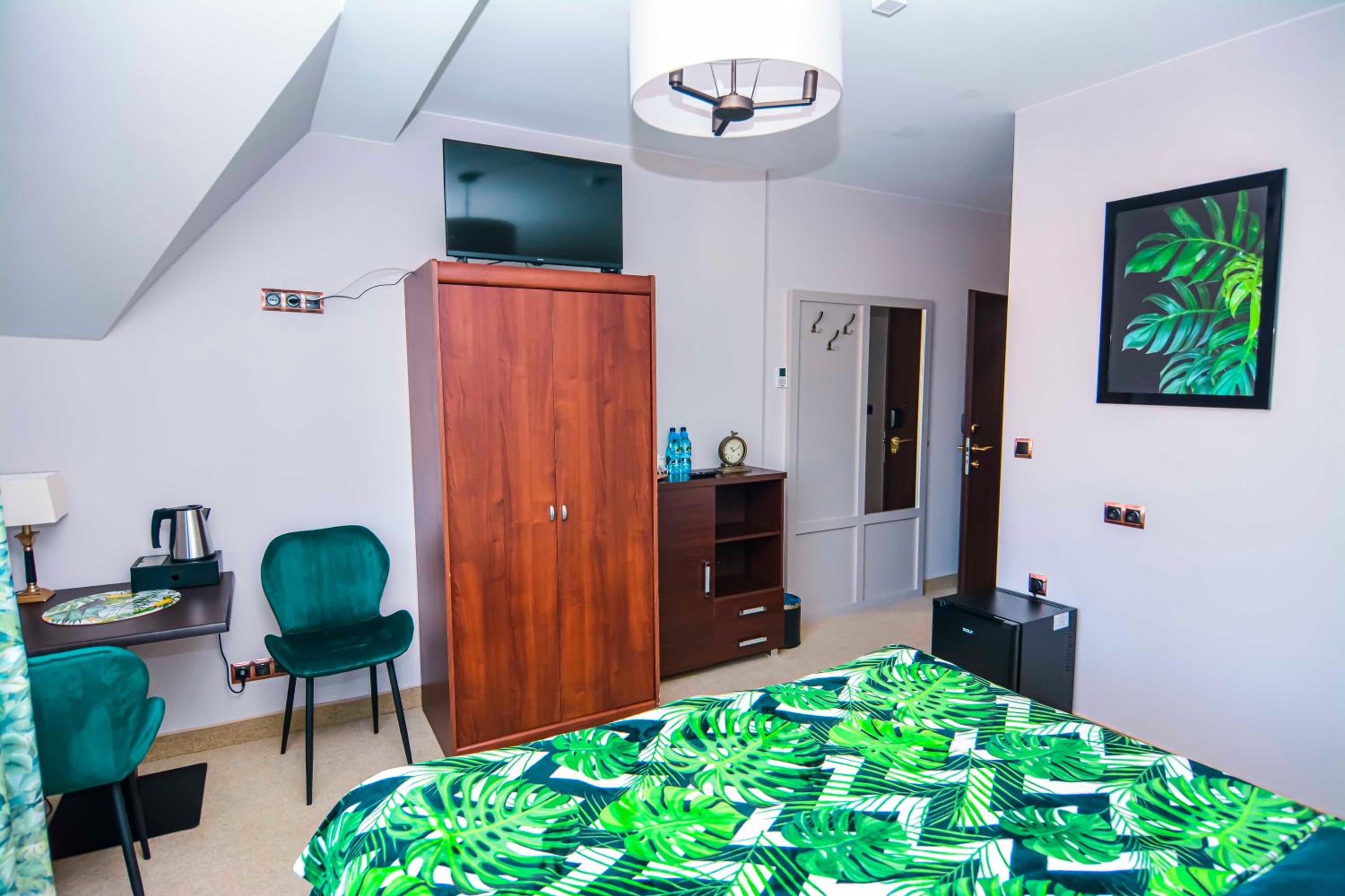 King Room with Balcony - Photo 4