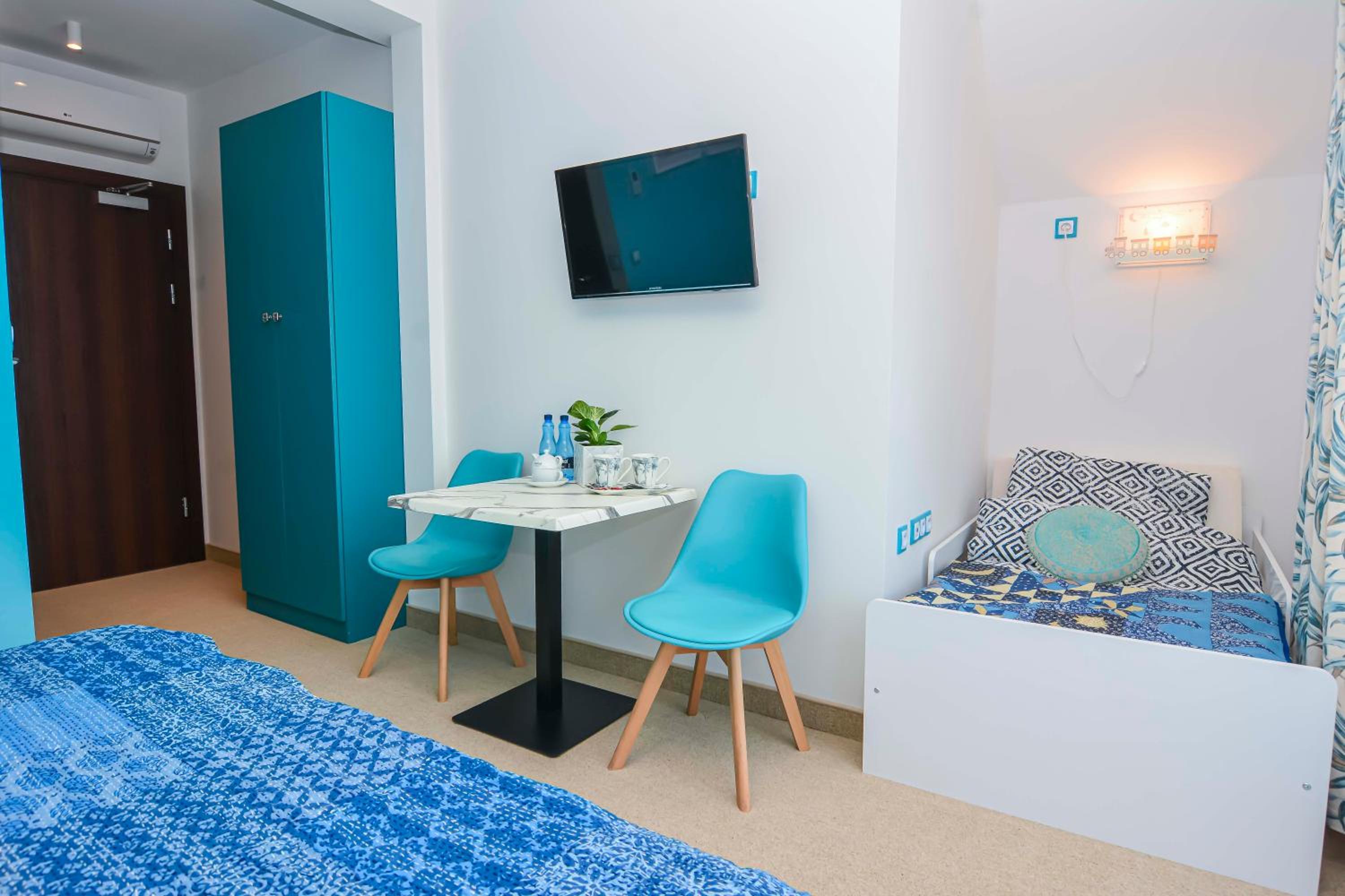 Double Room with Balcony (2 Adults + 1 Child) - Photo 6