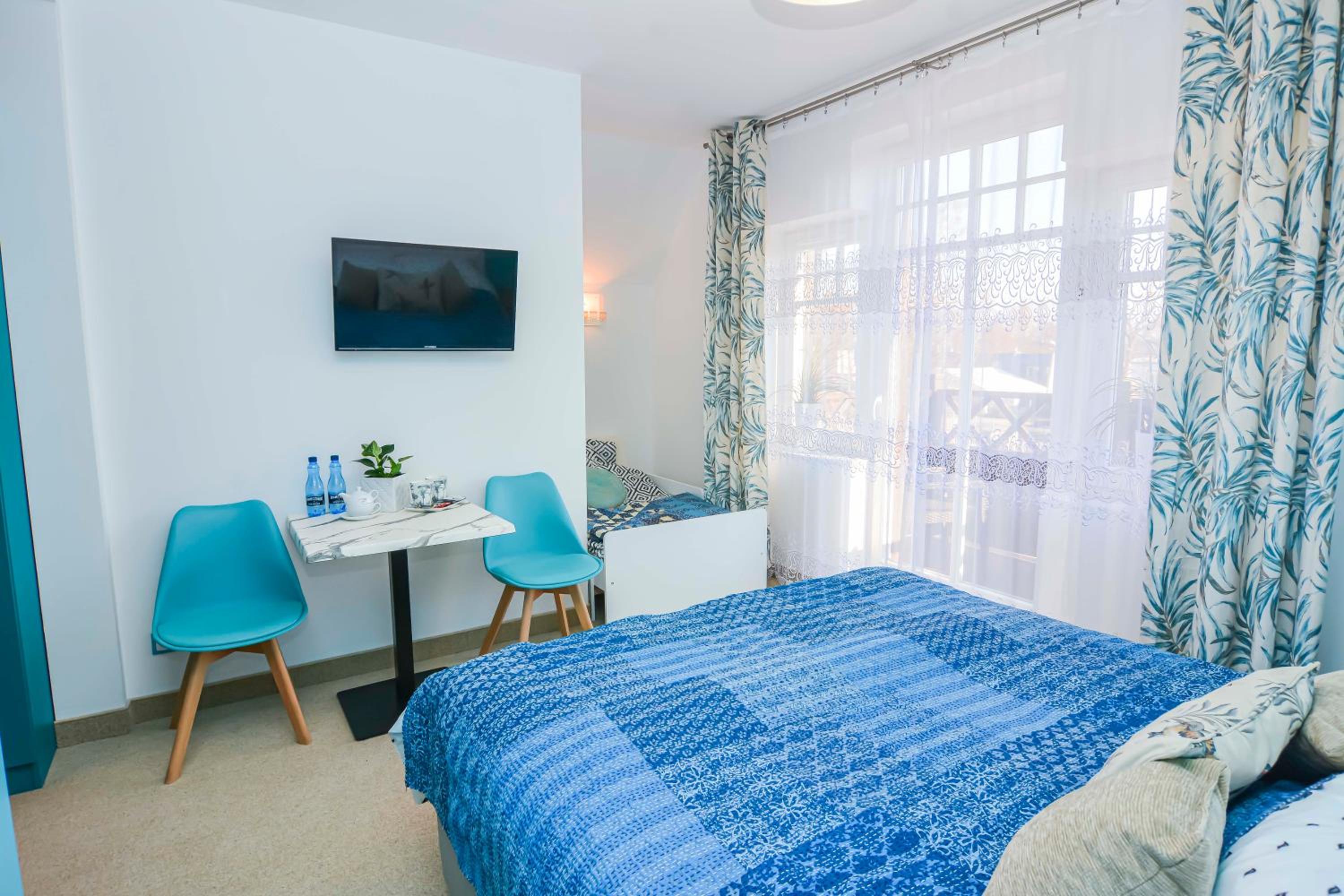 Double Room with Balcony (2 Adults + 1 Child) - Photo 2