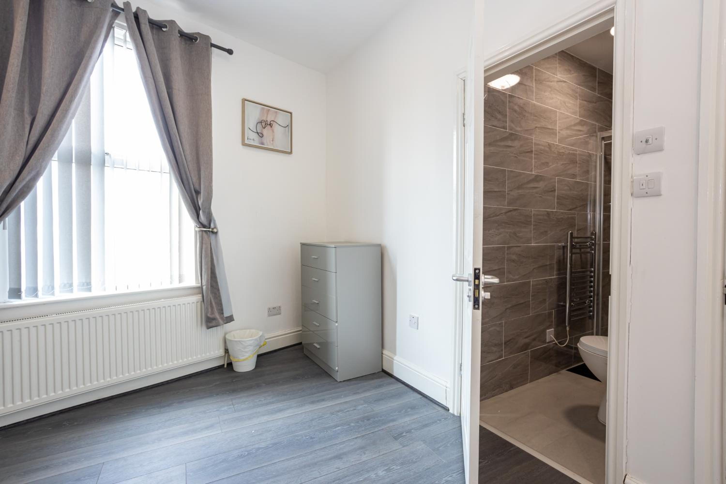 Double Room with Private Bathroom - Photo 11