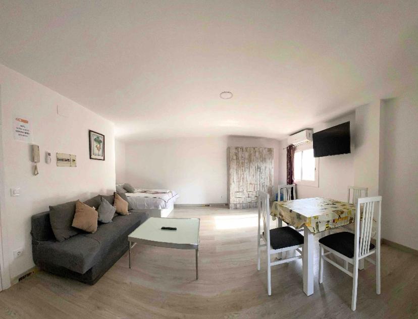 Studio - Photo 1
