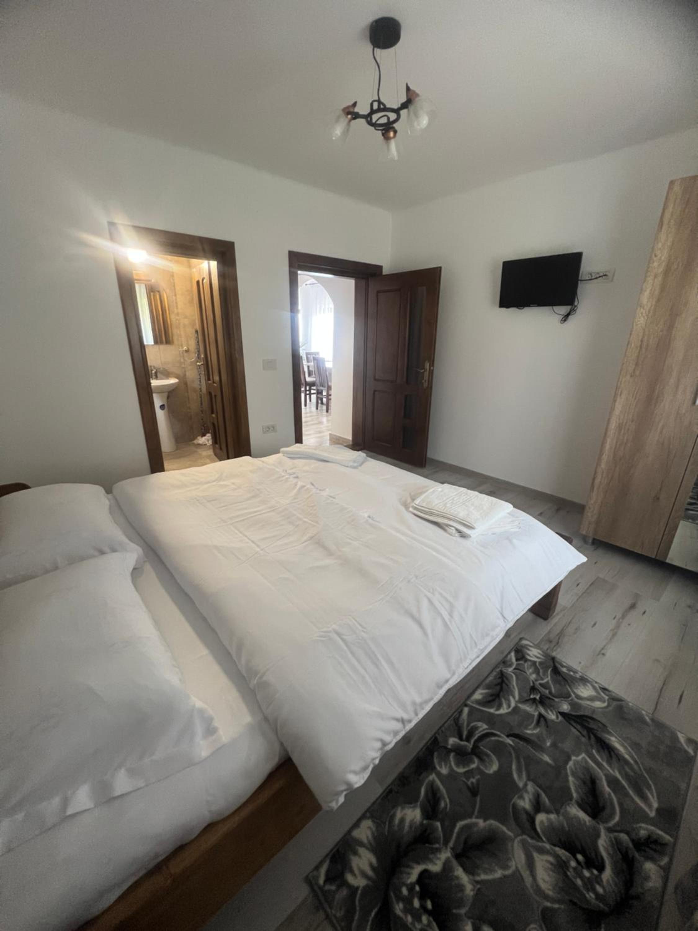 Double Room with Private Bathroom - Photo 3