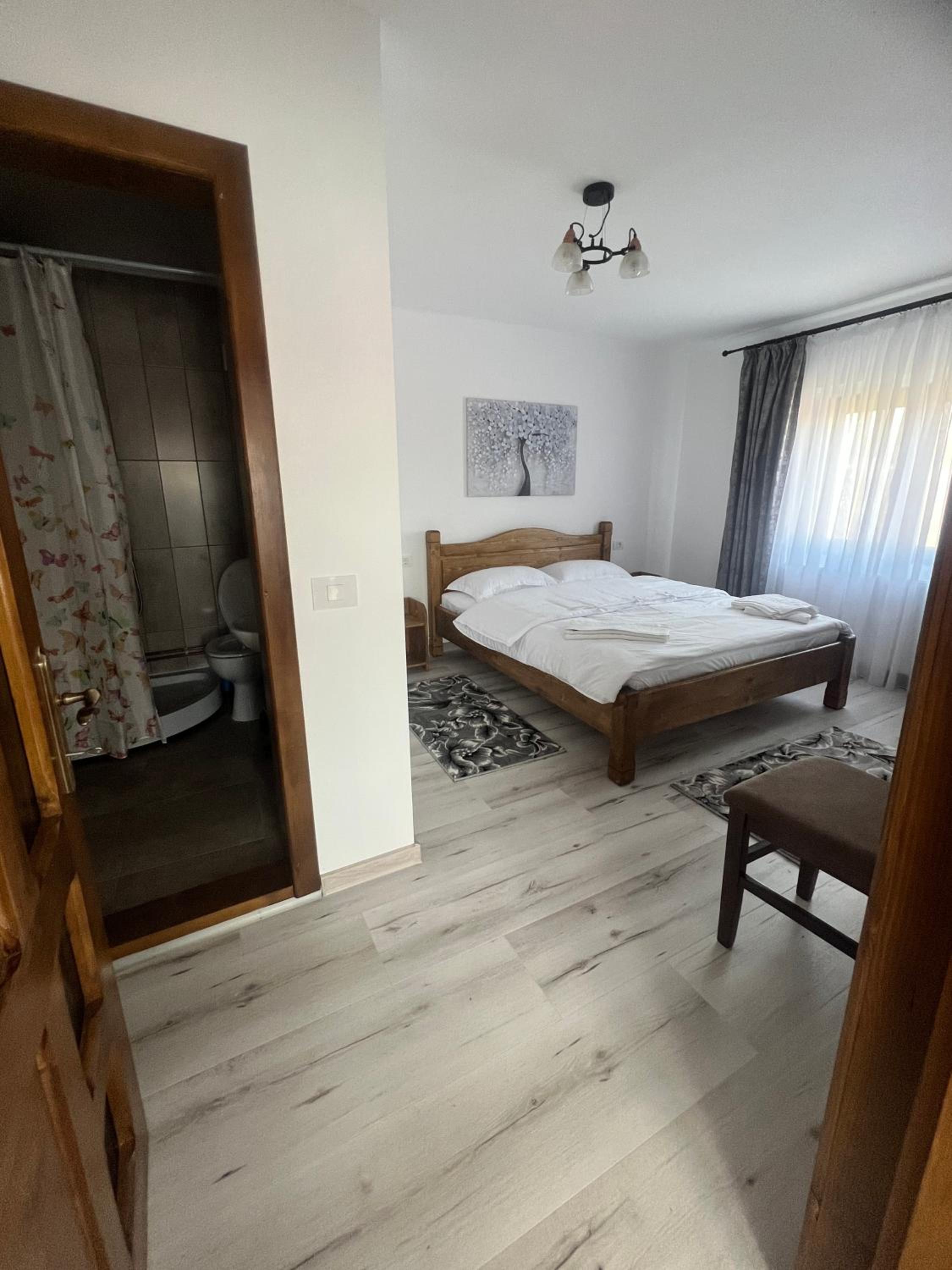 Double Room with Private Bathroom - Photo 2