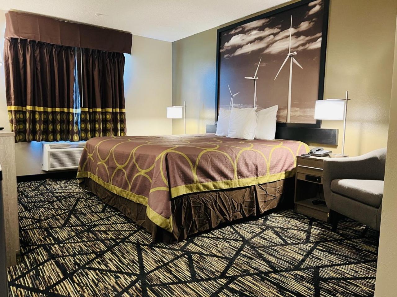 1 King Bed, Mobility Accessible Room, Bathtub w/ Grab Bars, Non-Smoking - Photo 4