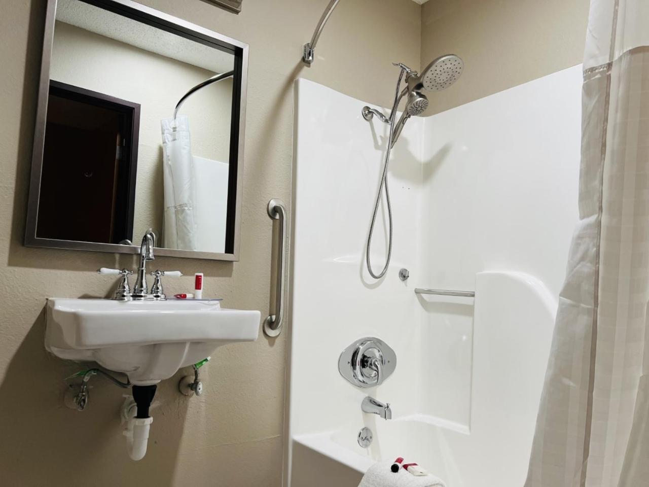 1 King Bed, Mobility Accessible Room, Bathtub w/ Grab Bars, Non-Smoking - Photo 2