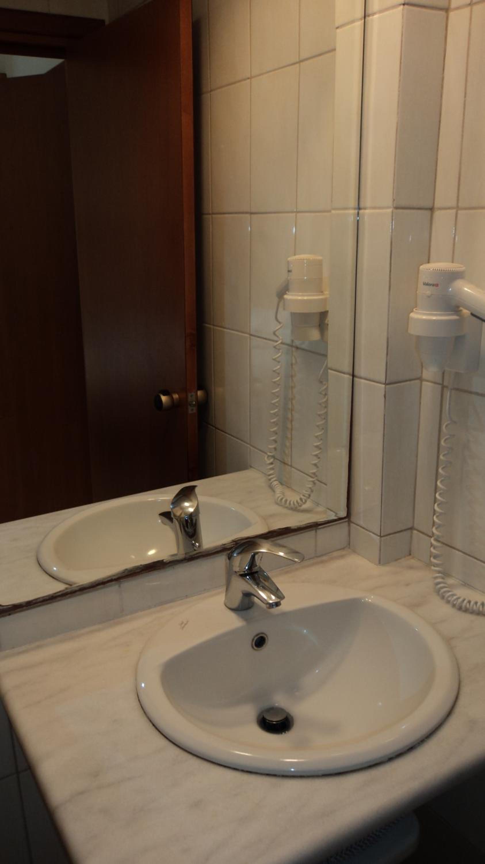 Twin Room with Balcony - Photo 4