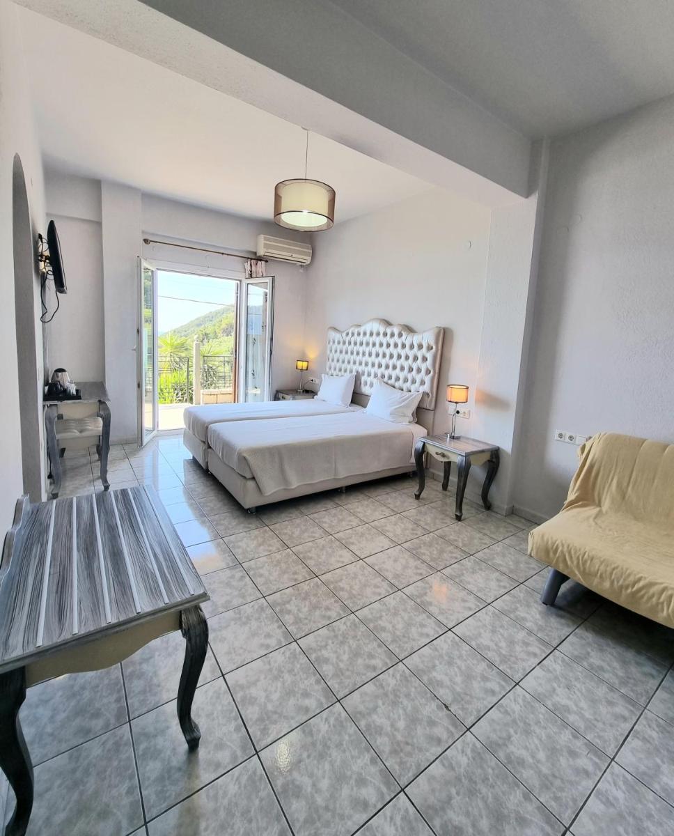 Double/Twin Room with Sea View (2 adults + 1 child) - Photo 1