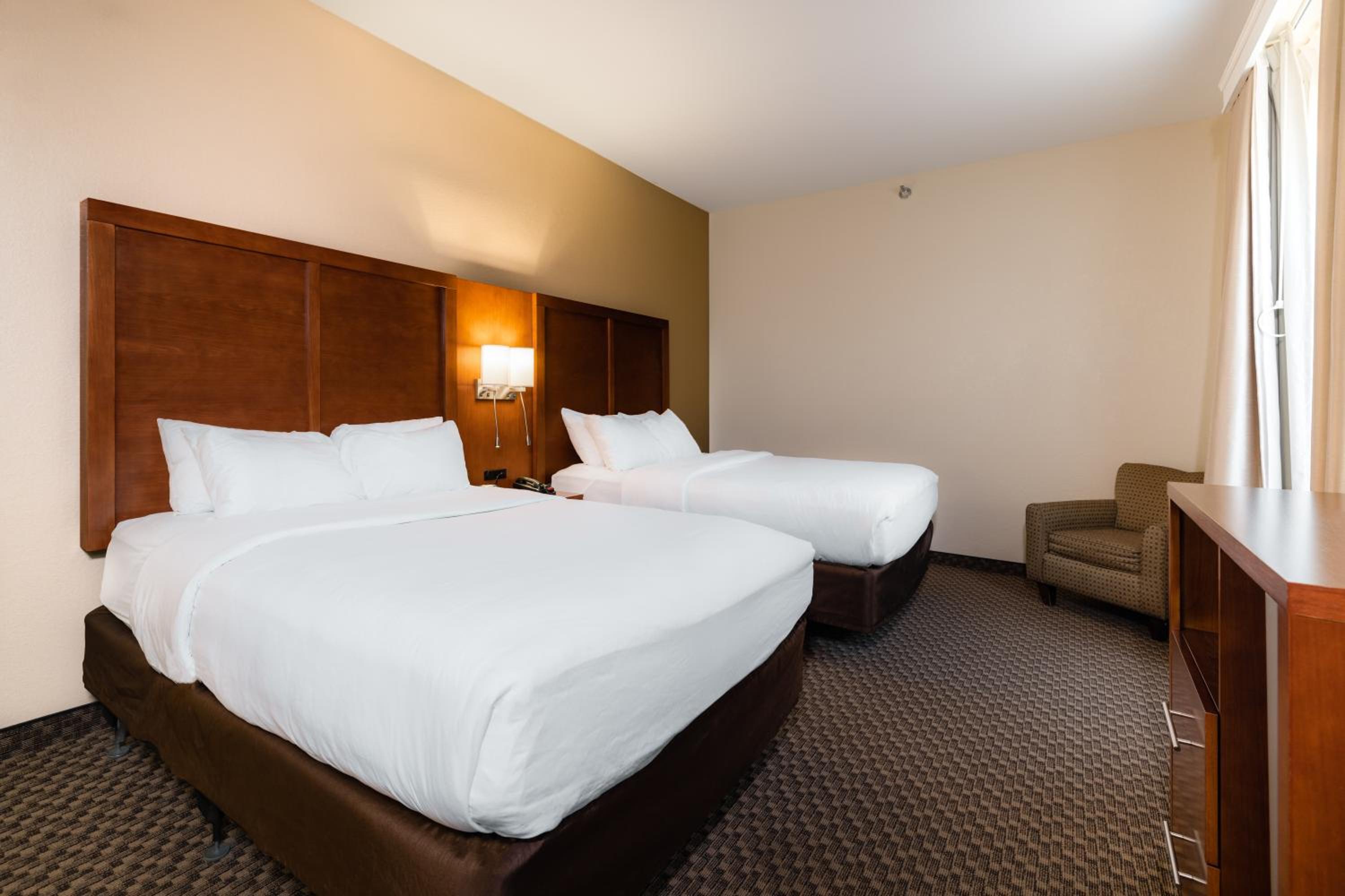 Suite With Two Queen Beds - Accessible/Non-Smoking - Photo 2