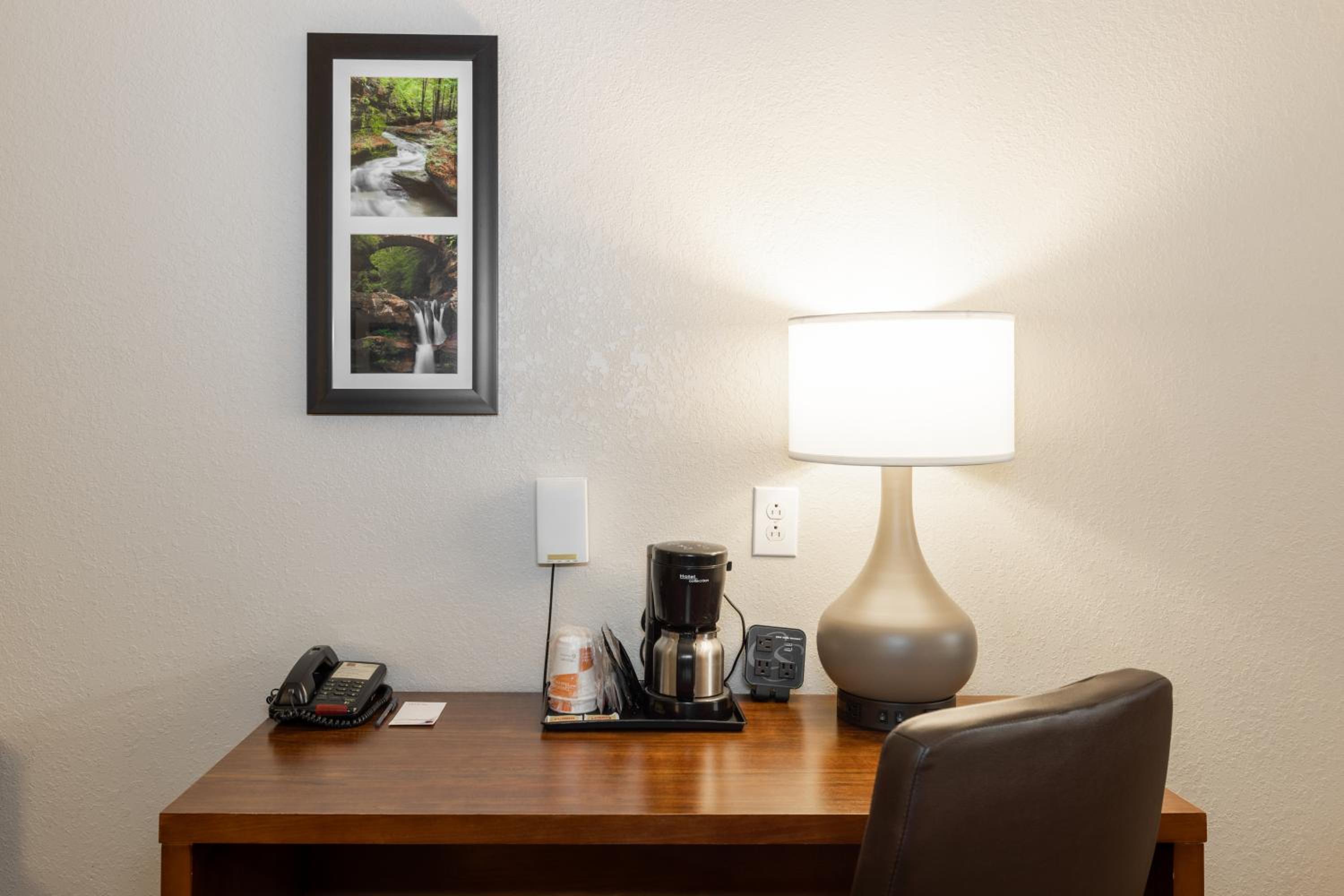 One Room Suite with Whirlpool - Non Smoking/Upper floor - Photo 4