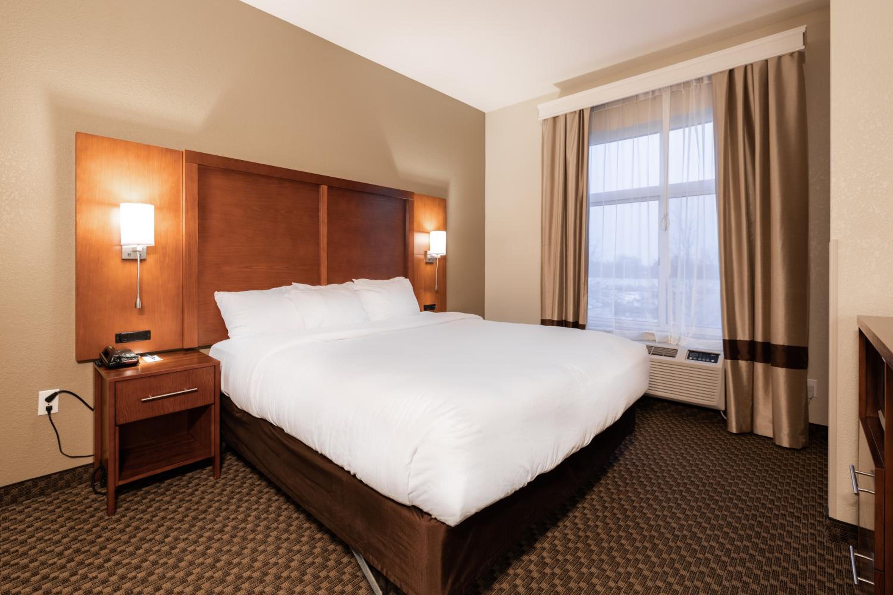 King Suite - Non-Smoking - Photo 4