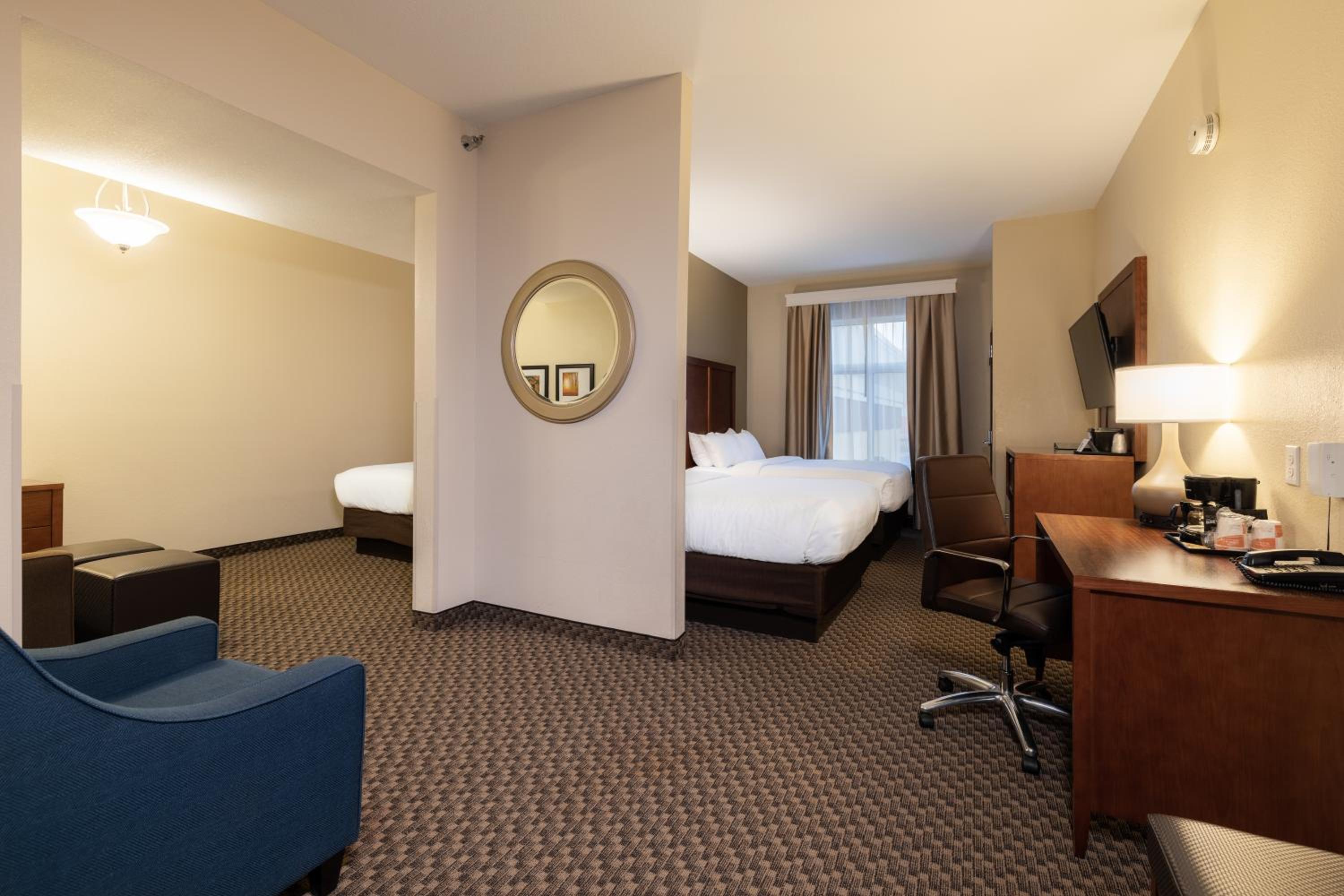 Superior Suite with Two Queen Beds and Two Double Beds - Non-Smoking - Photo 7