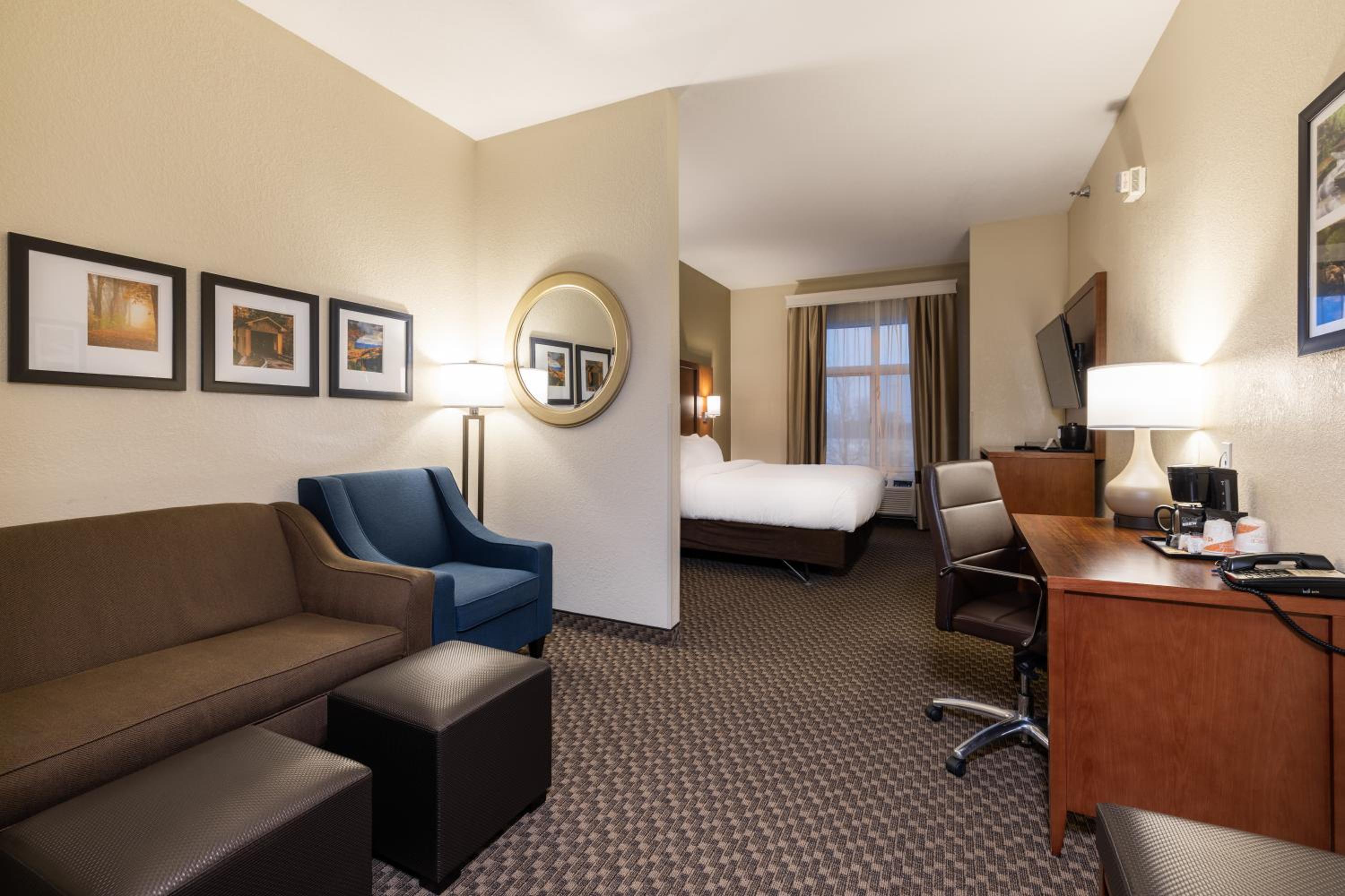 King Suite - Non-Smoking - Photo 2