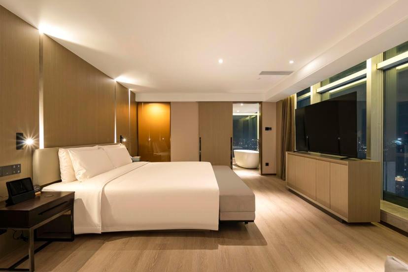 Deluxe King Suite with City View