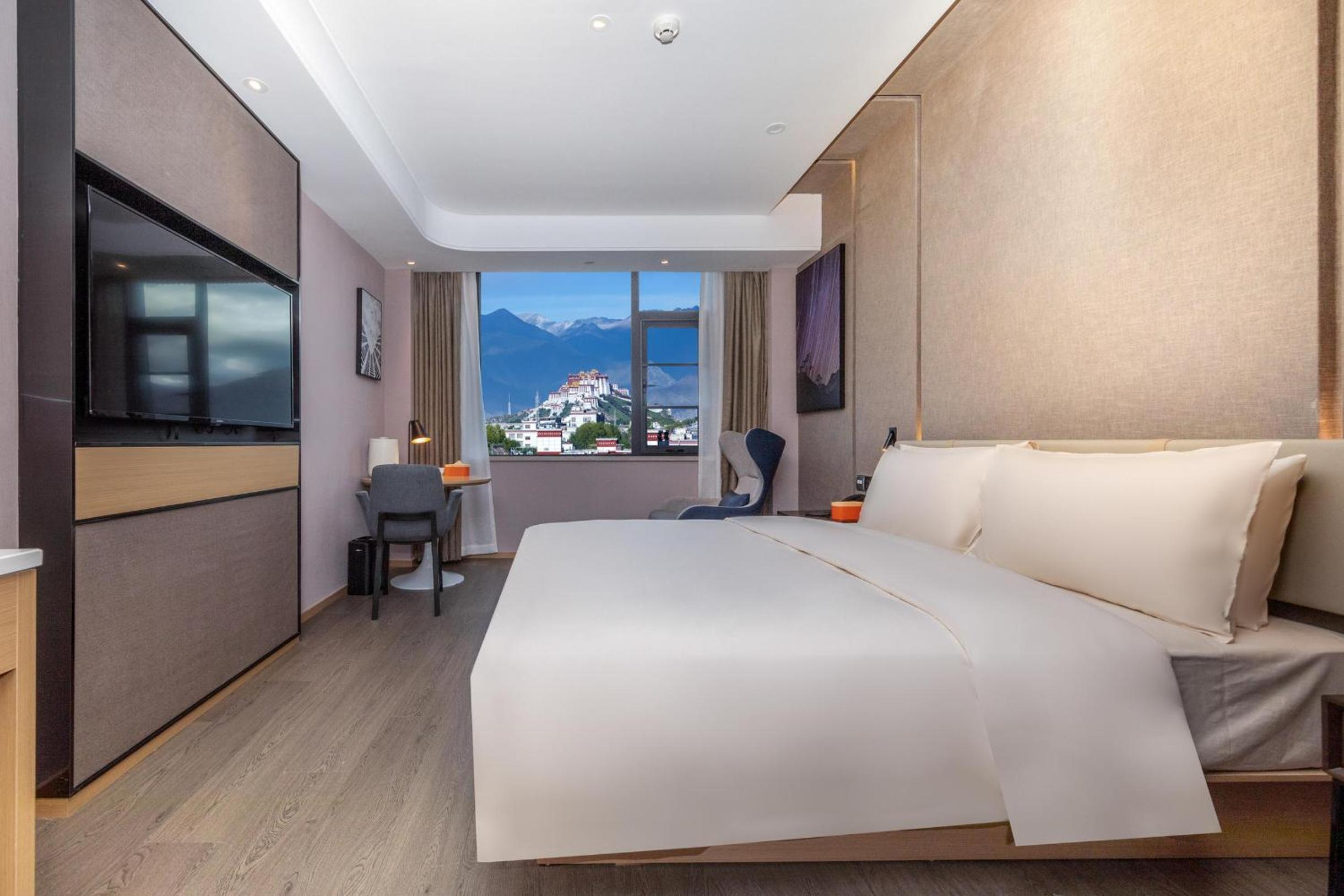 Deluxe Double Room with City View  photo 2