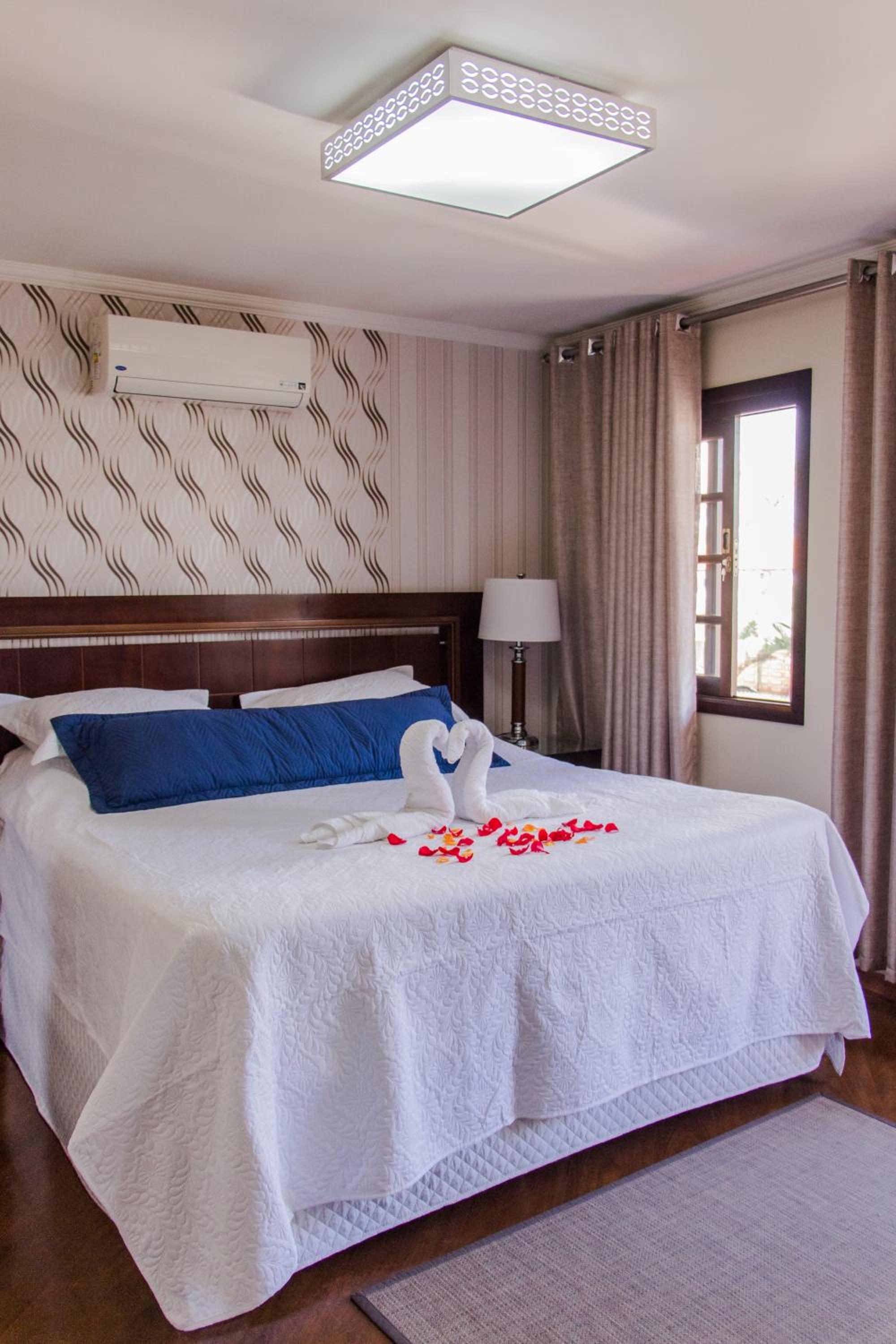 King Suite with Spa Bath - Photo 4