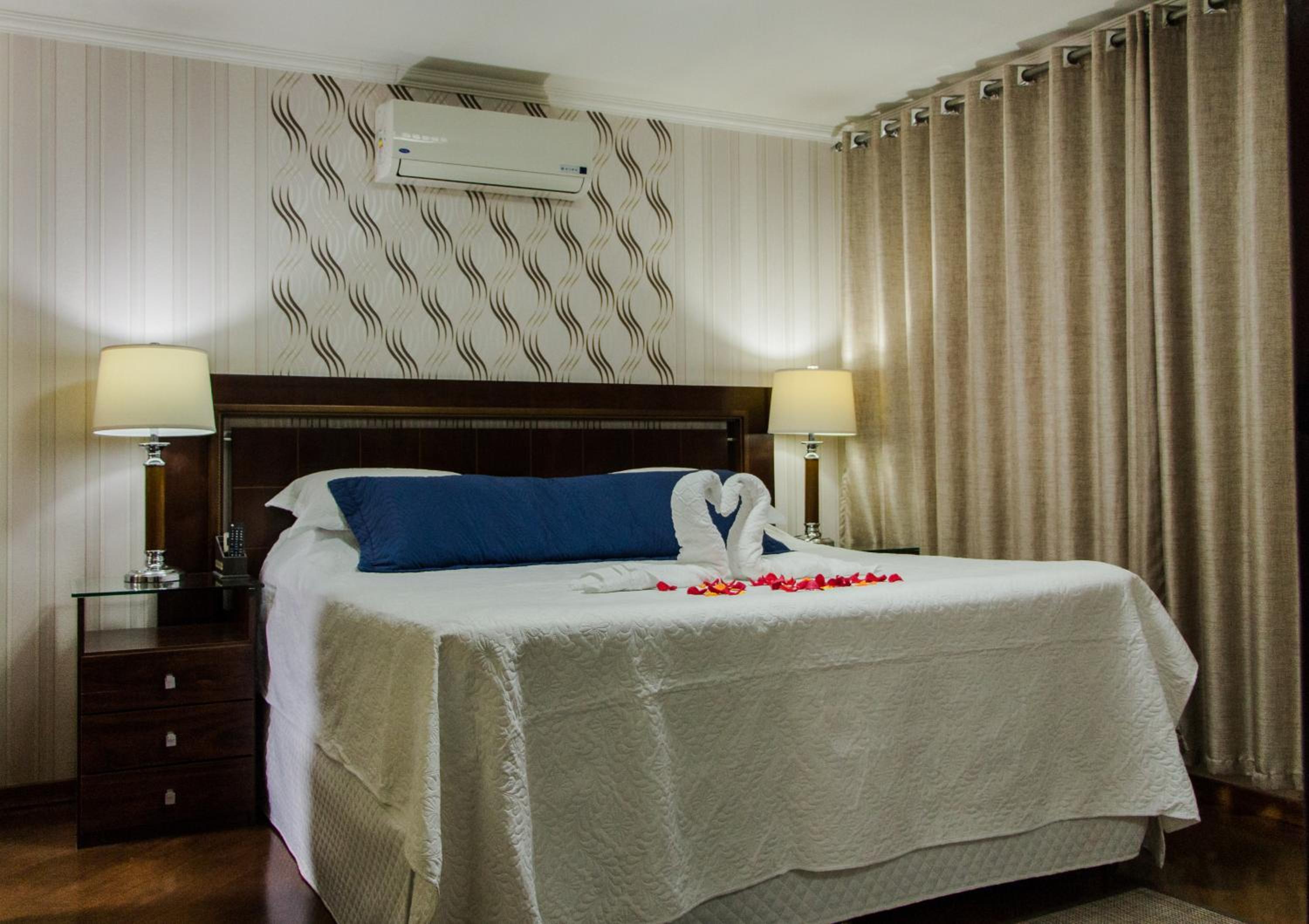 King Suite with Spa Bath - Photo 2
