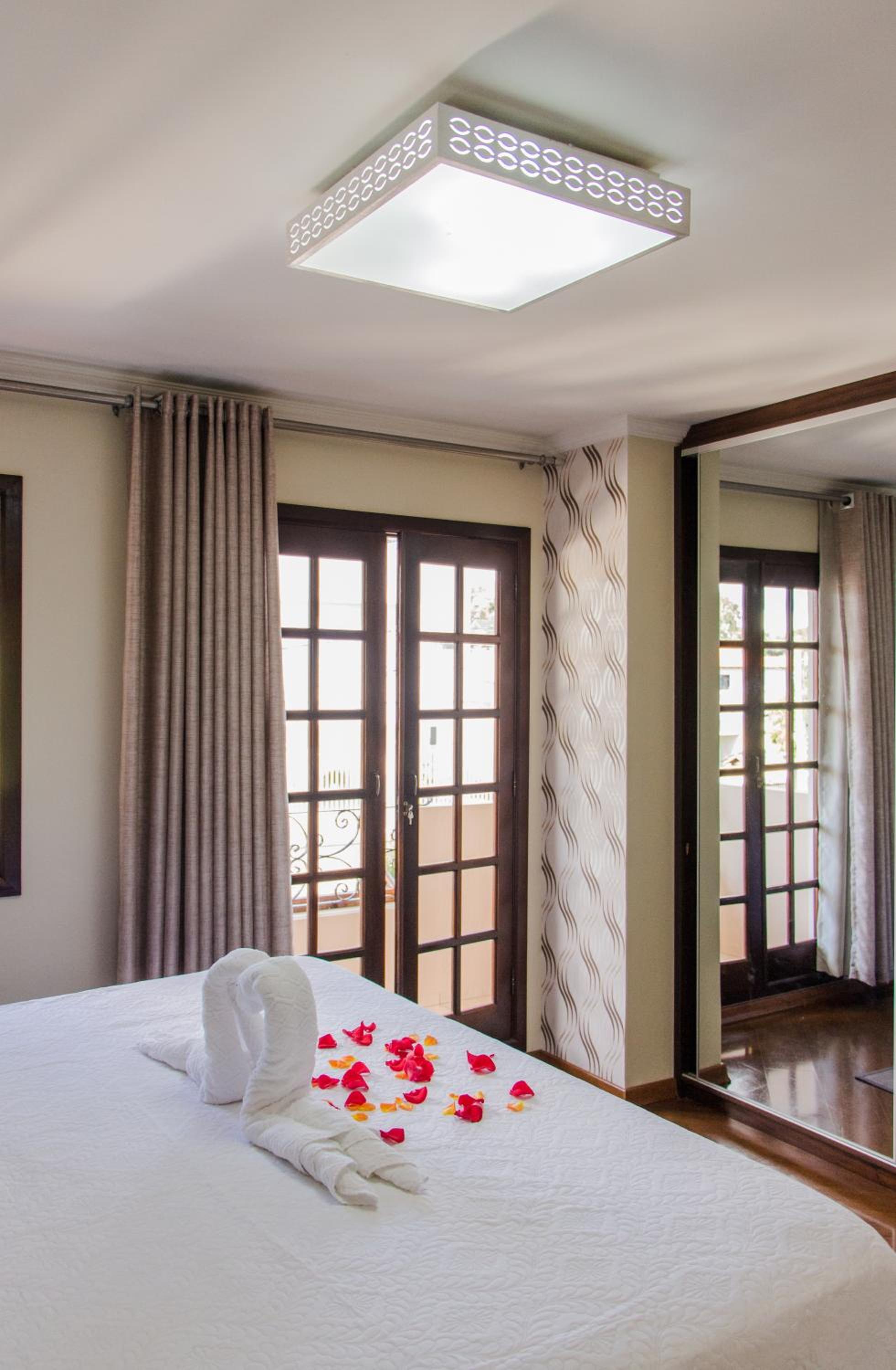 King Suite with Spa Bath - Photo 30