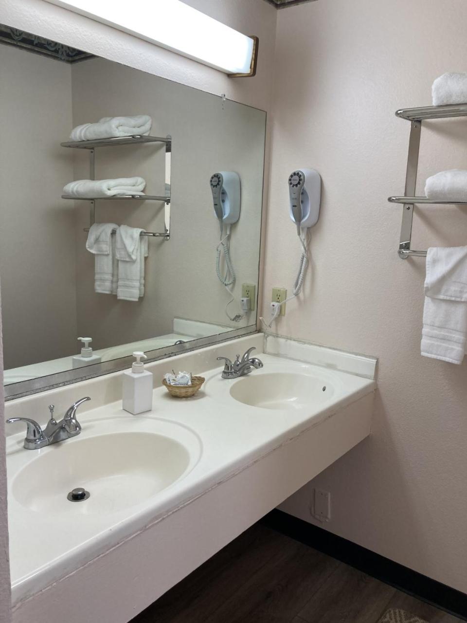 Large Double Room - Photo 3