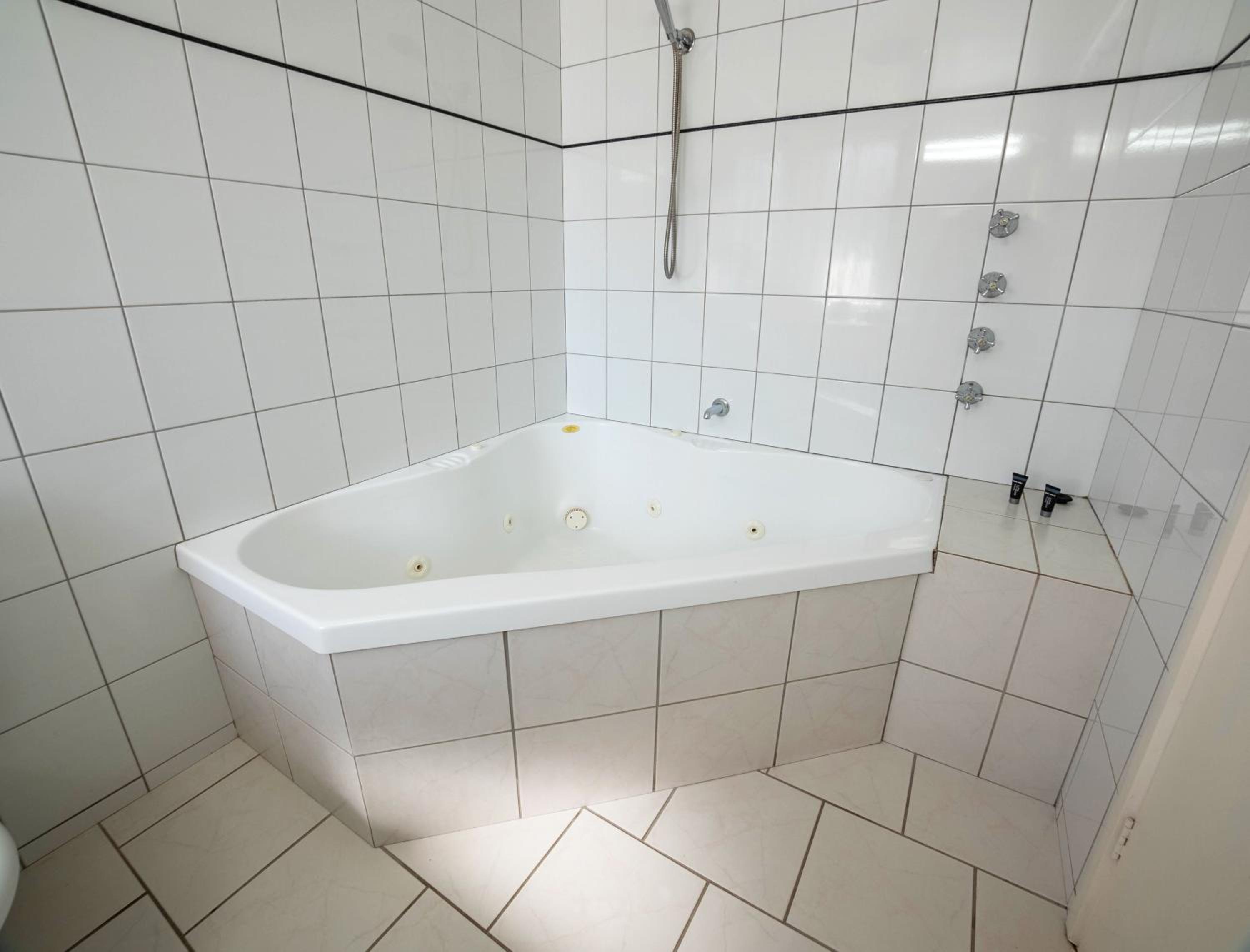 Queen Room with Spa Bath photo 3
