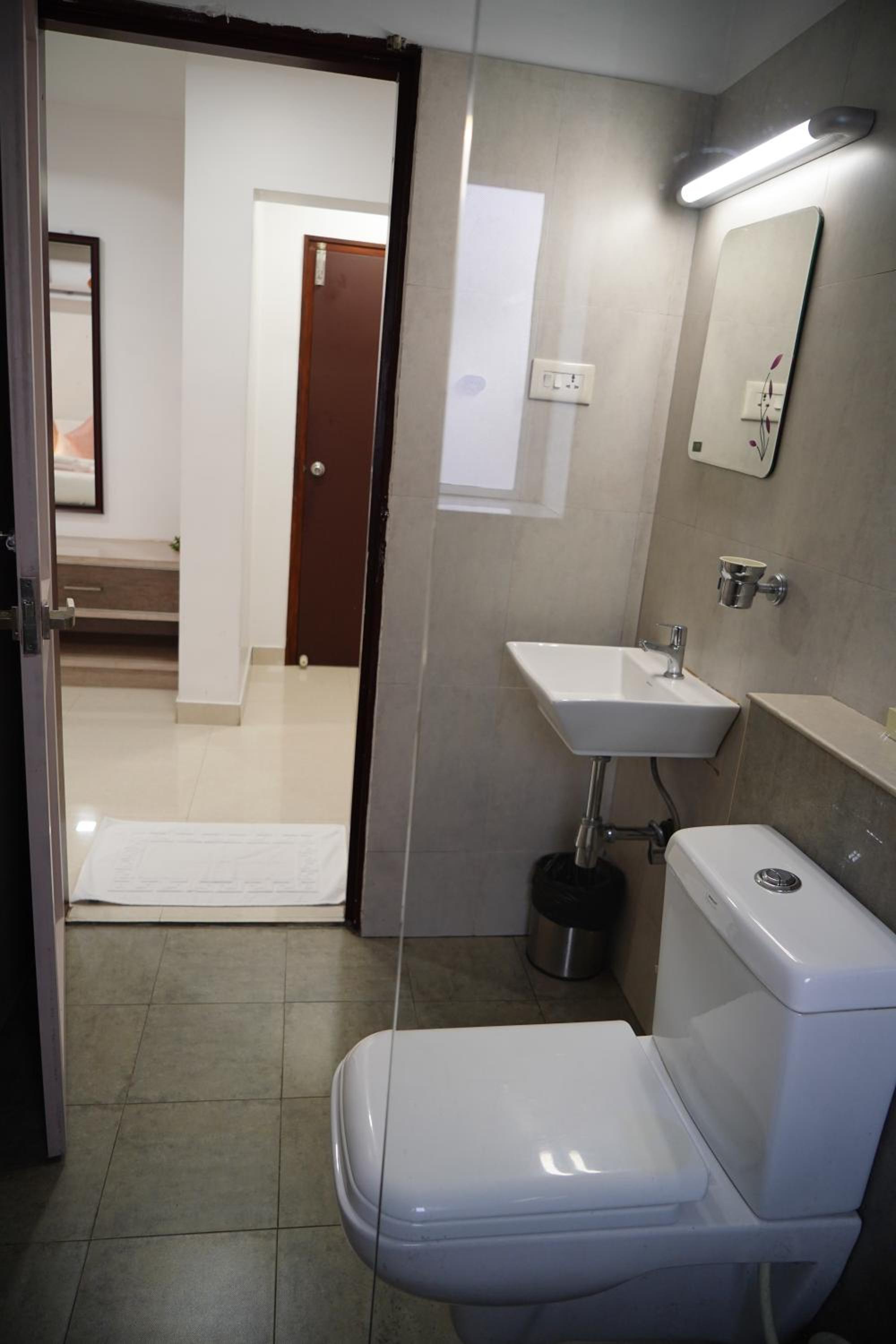 Deluxe Double Room - Photo 12