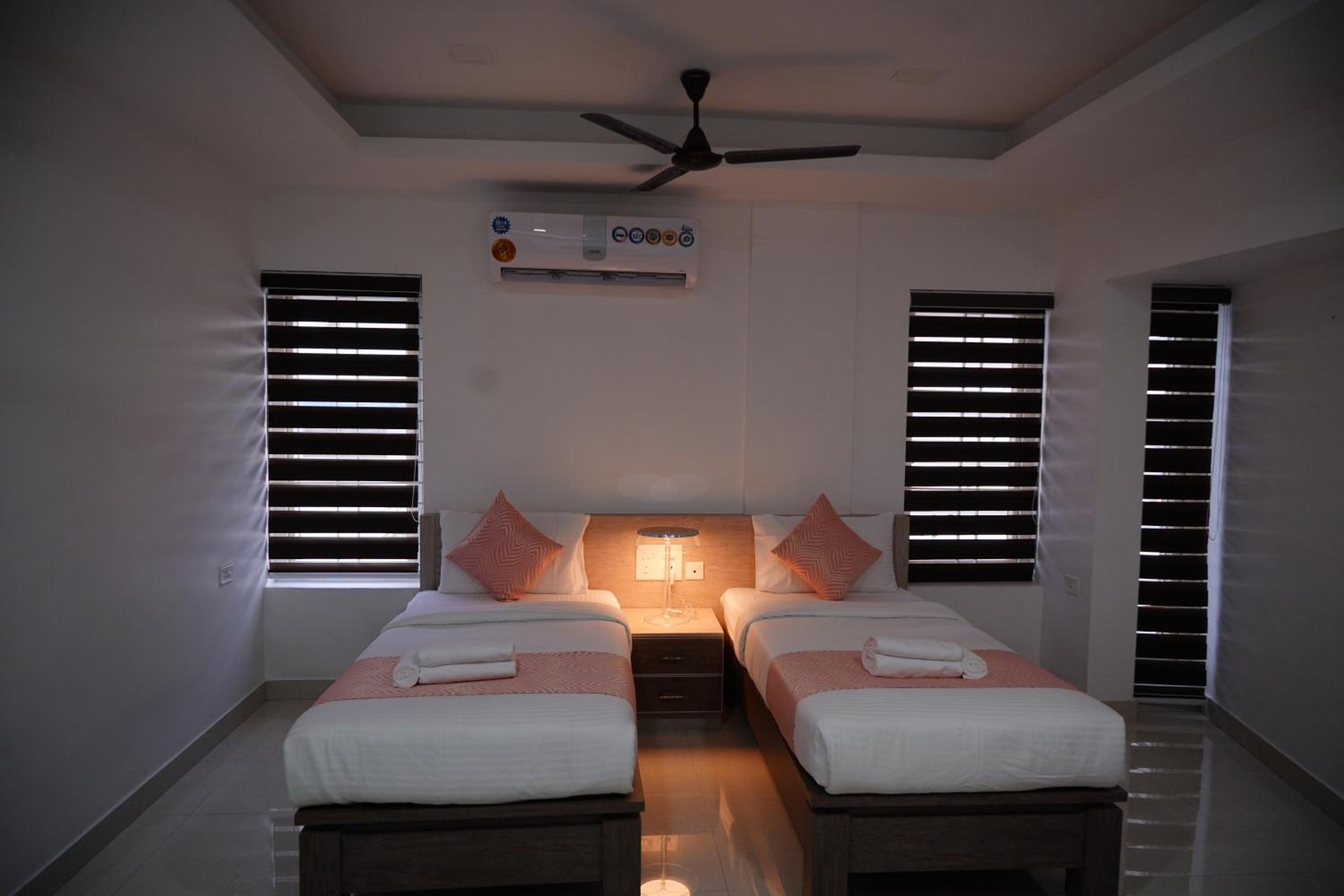 Deluxe Double Room - Photo 13