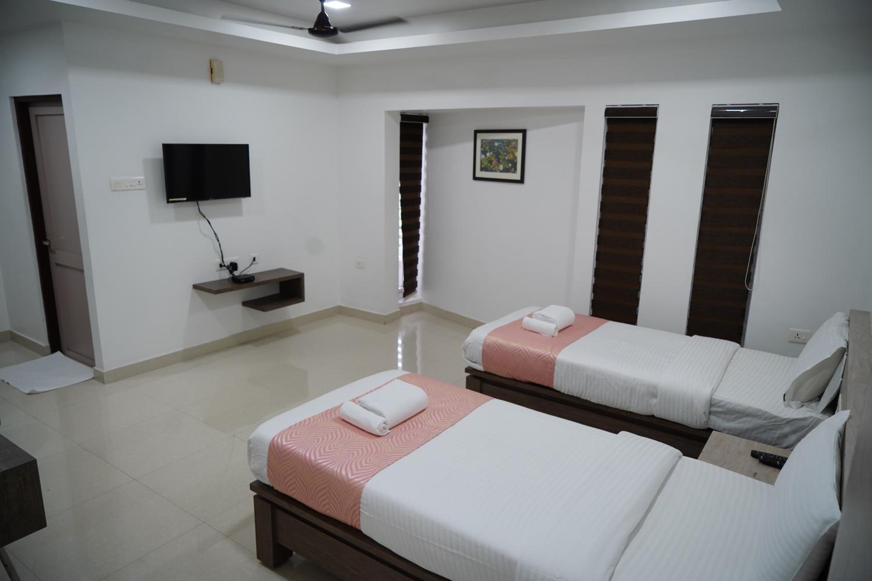 Standard Double Room with Fan - Photo 2