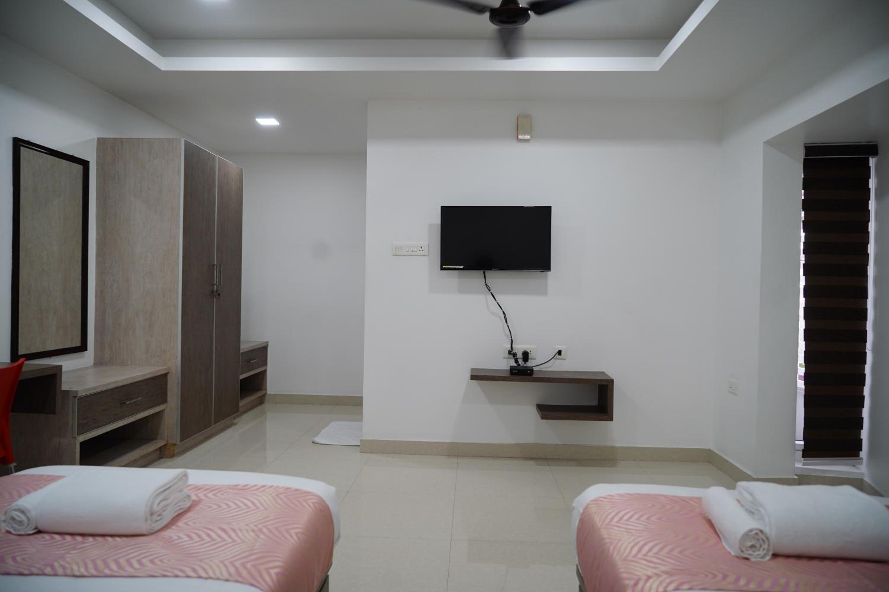 Standard Double Room with Fan - Photo 3