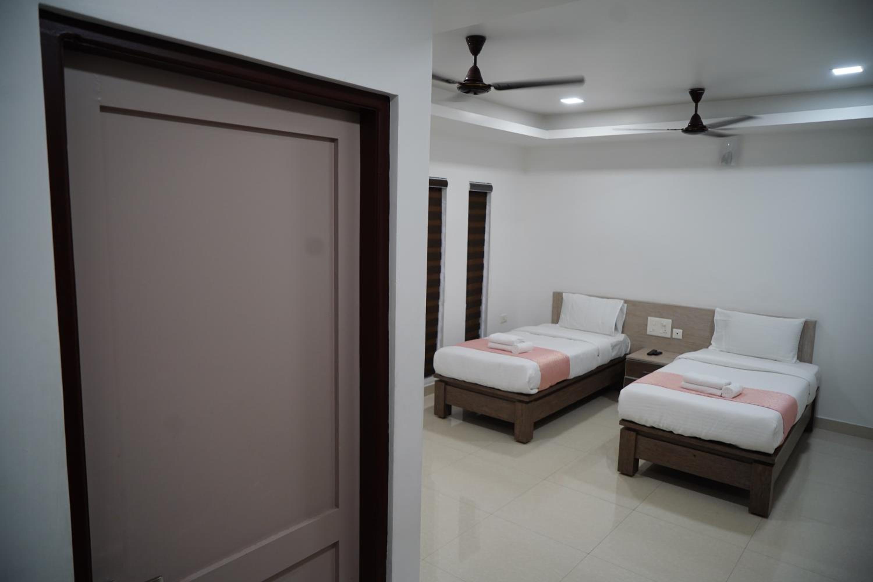 Standard Double Room with Fan - Photo 4