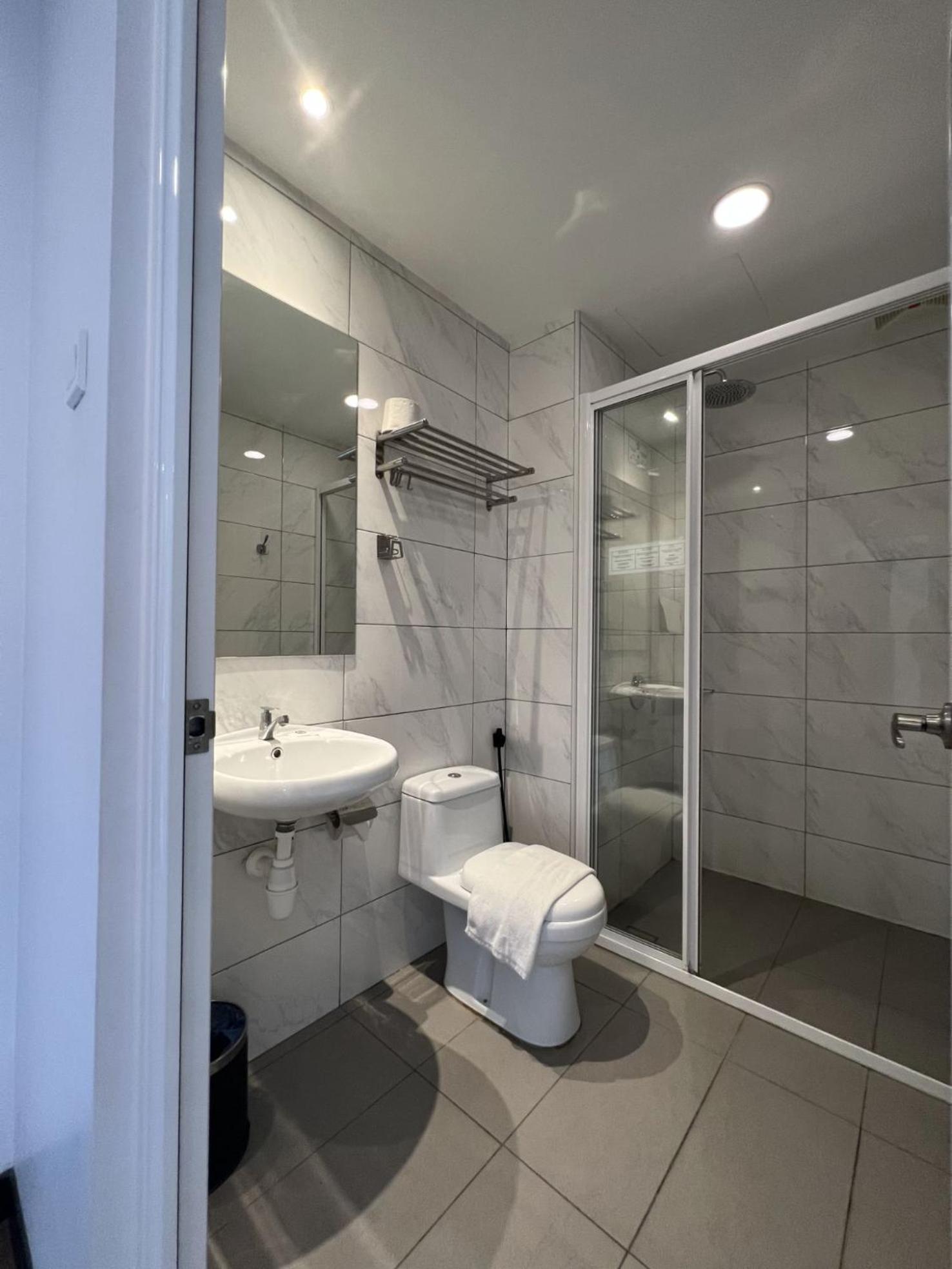 Standard Queen Room (No Window) - Disability Access - Photo 13