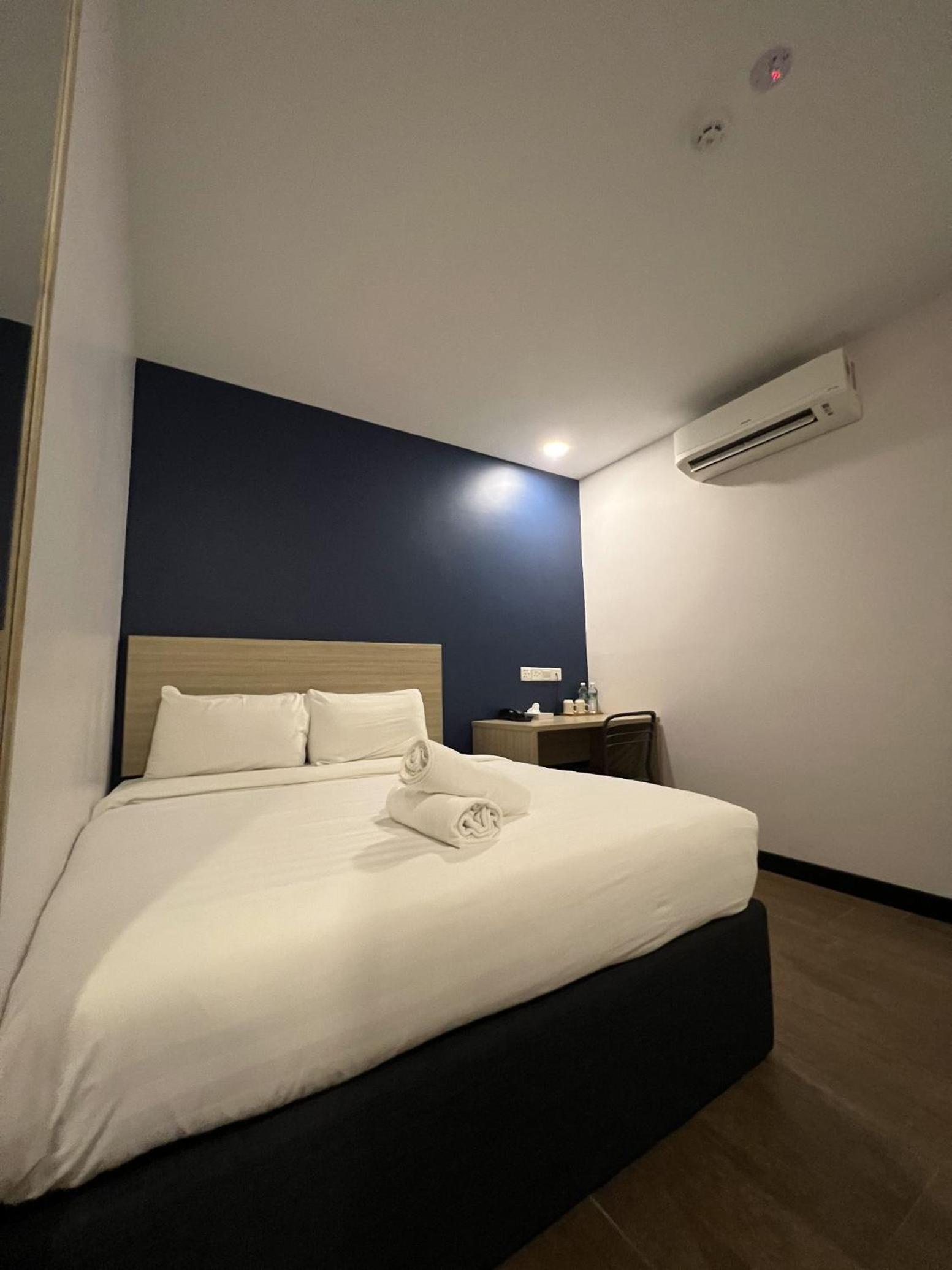 Standard Queen Room (No Window) - Disability Access - Photo 12