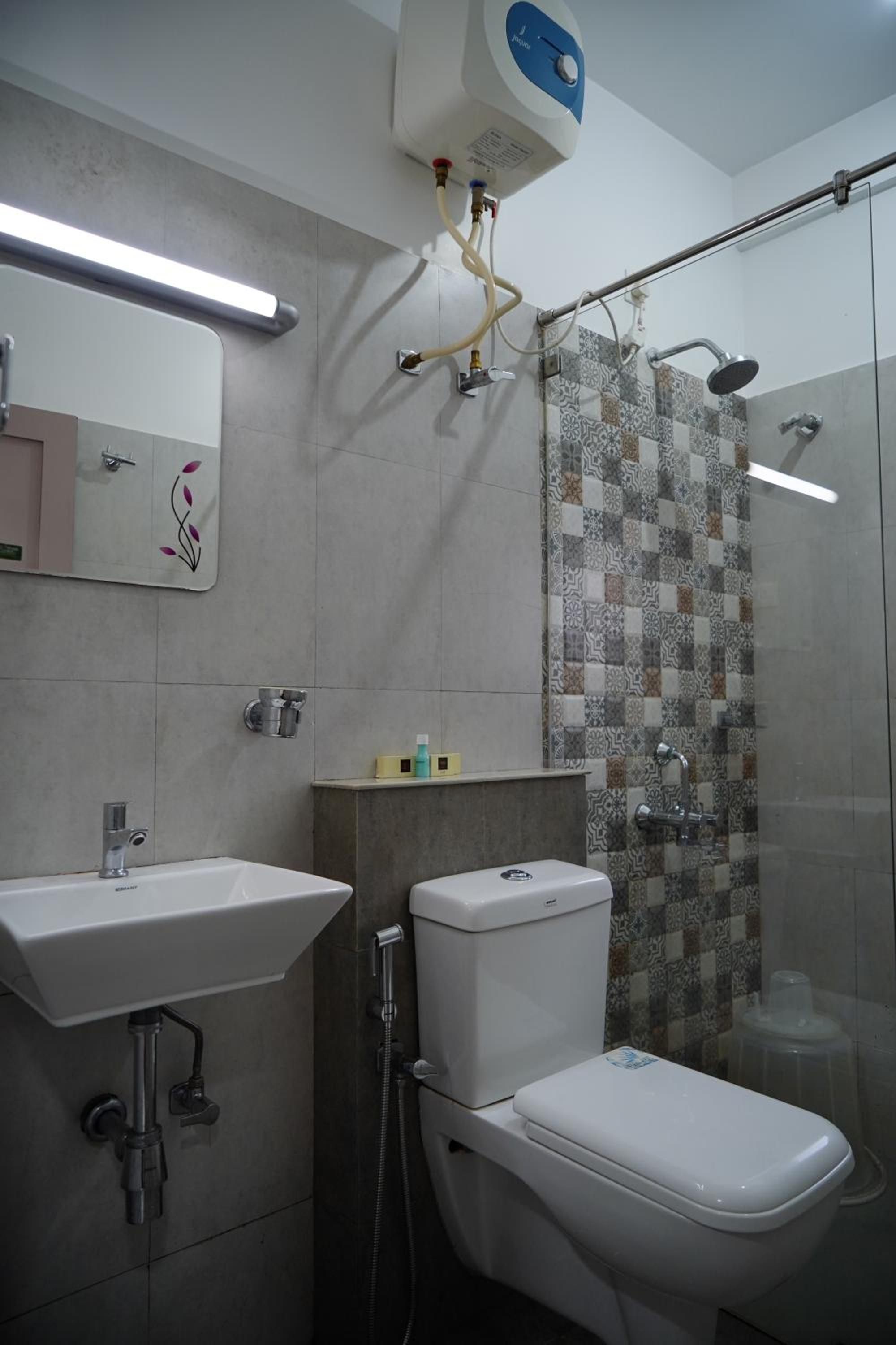 Standard Double Room with Fan - Photo 8