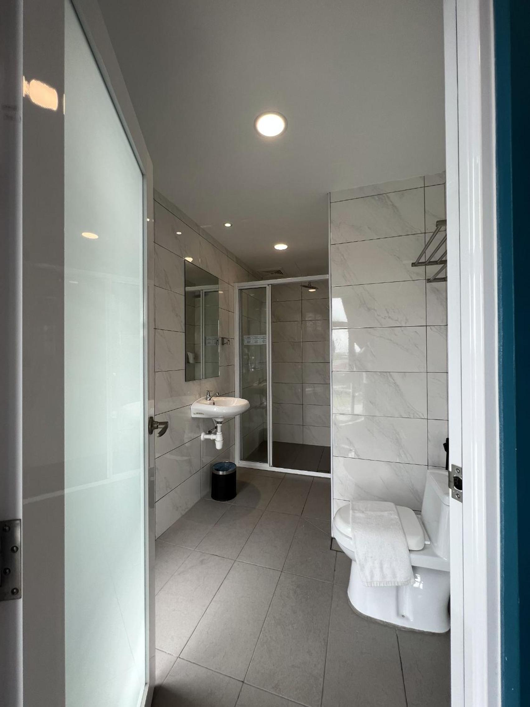 Queen Suite - Photo 16