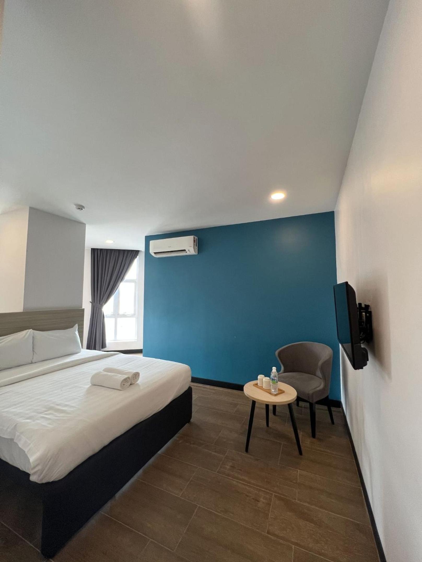 Queen Suite - Photo 15