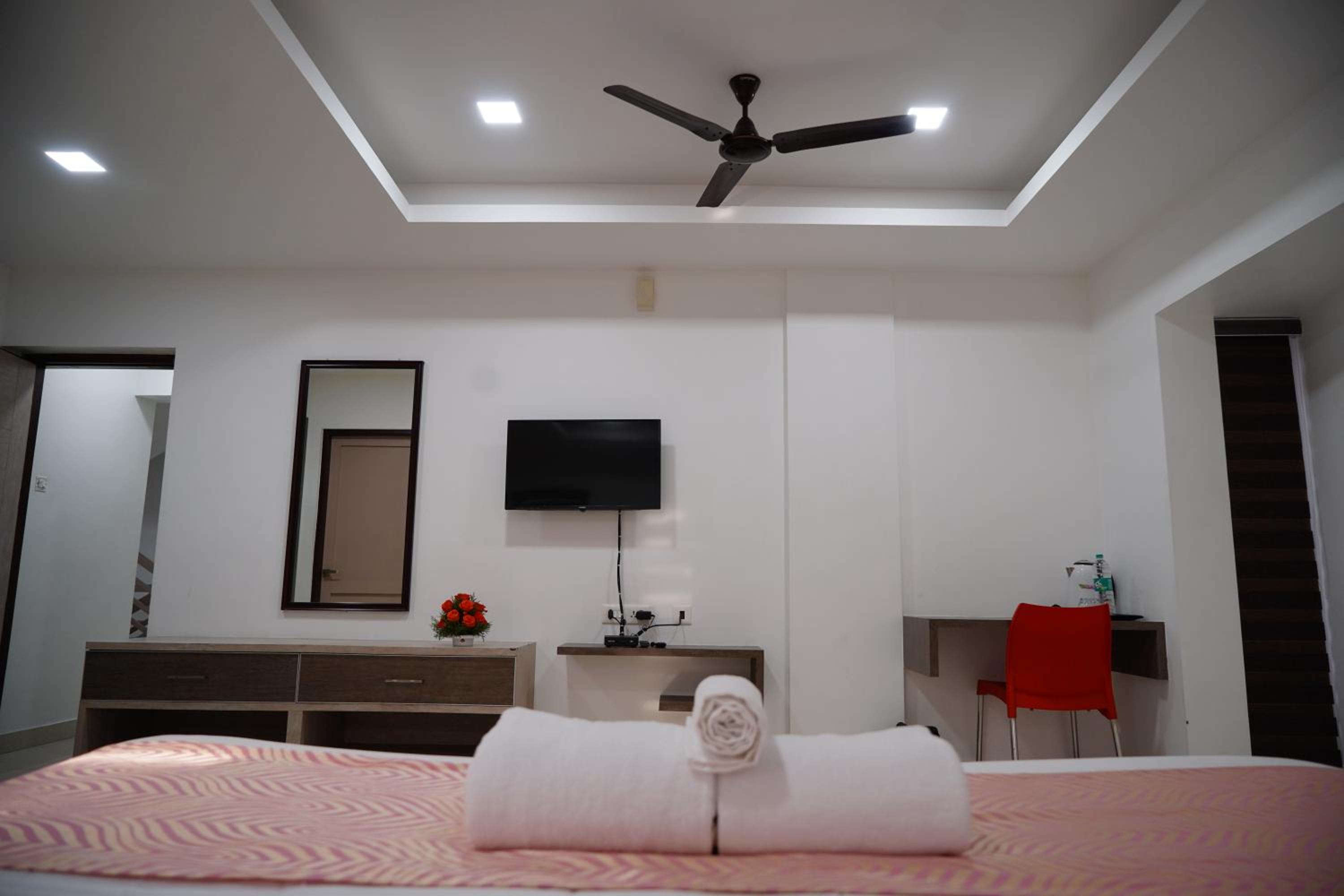 Superior King Room - Photo 17