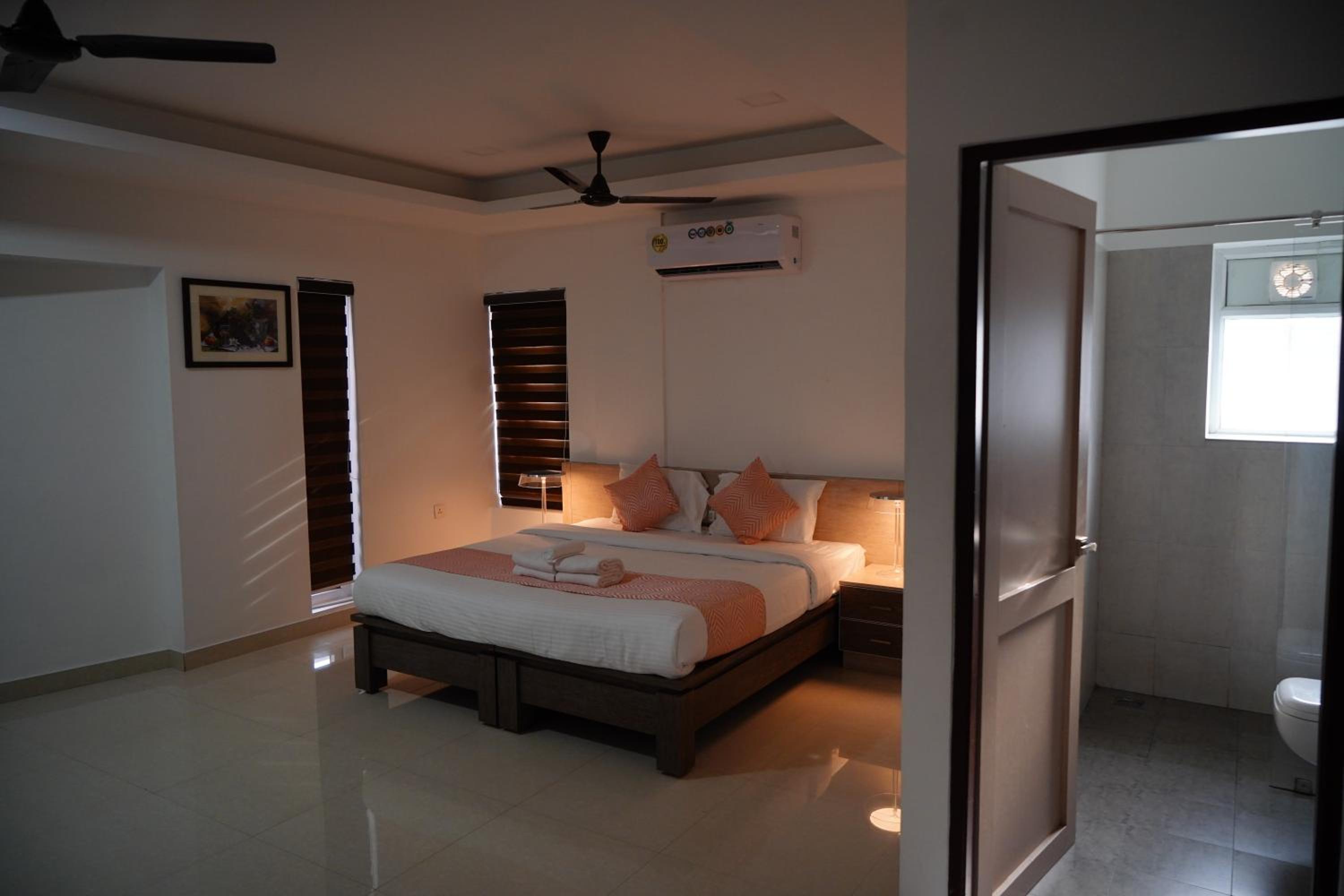 Superior King Room - Photo 16