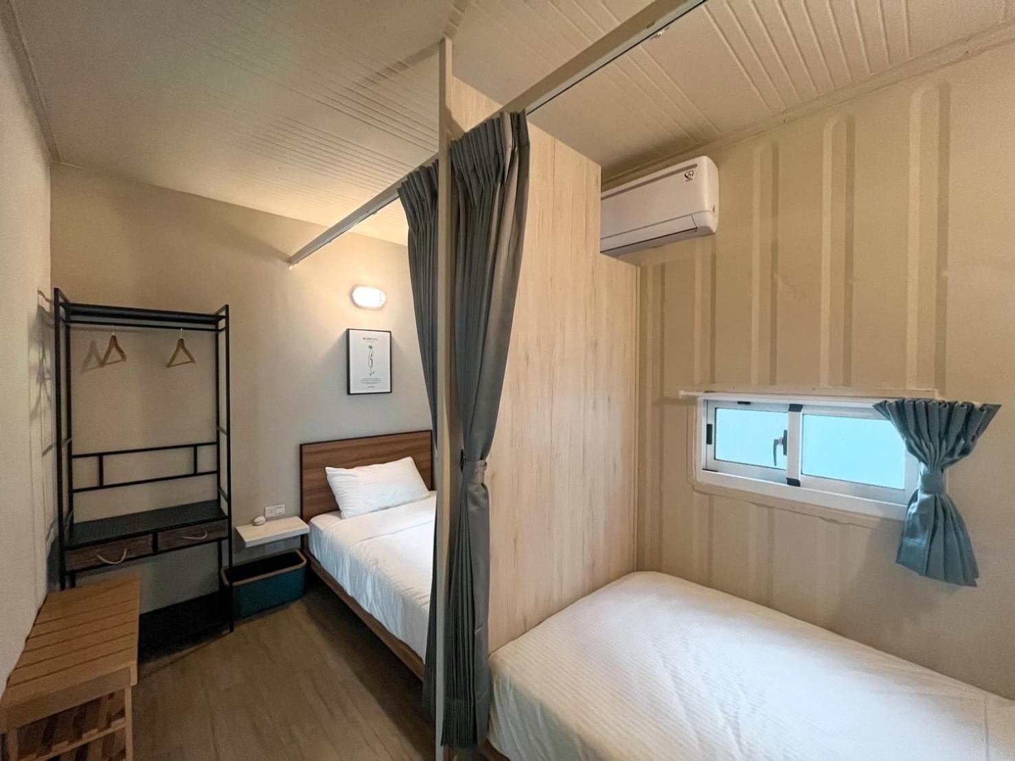 Standard Twin Room with Shared Bathroom - Photo 3