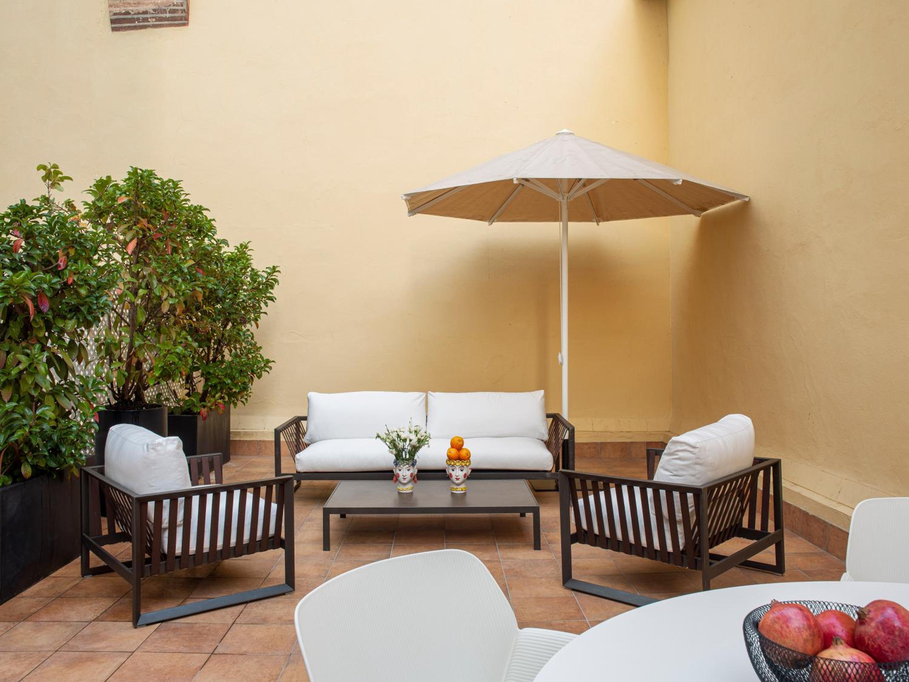 One-Bedroom Red Level Corner Suite With Patio photo 2