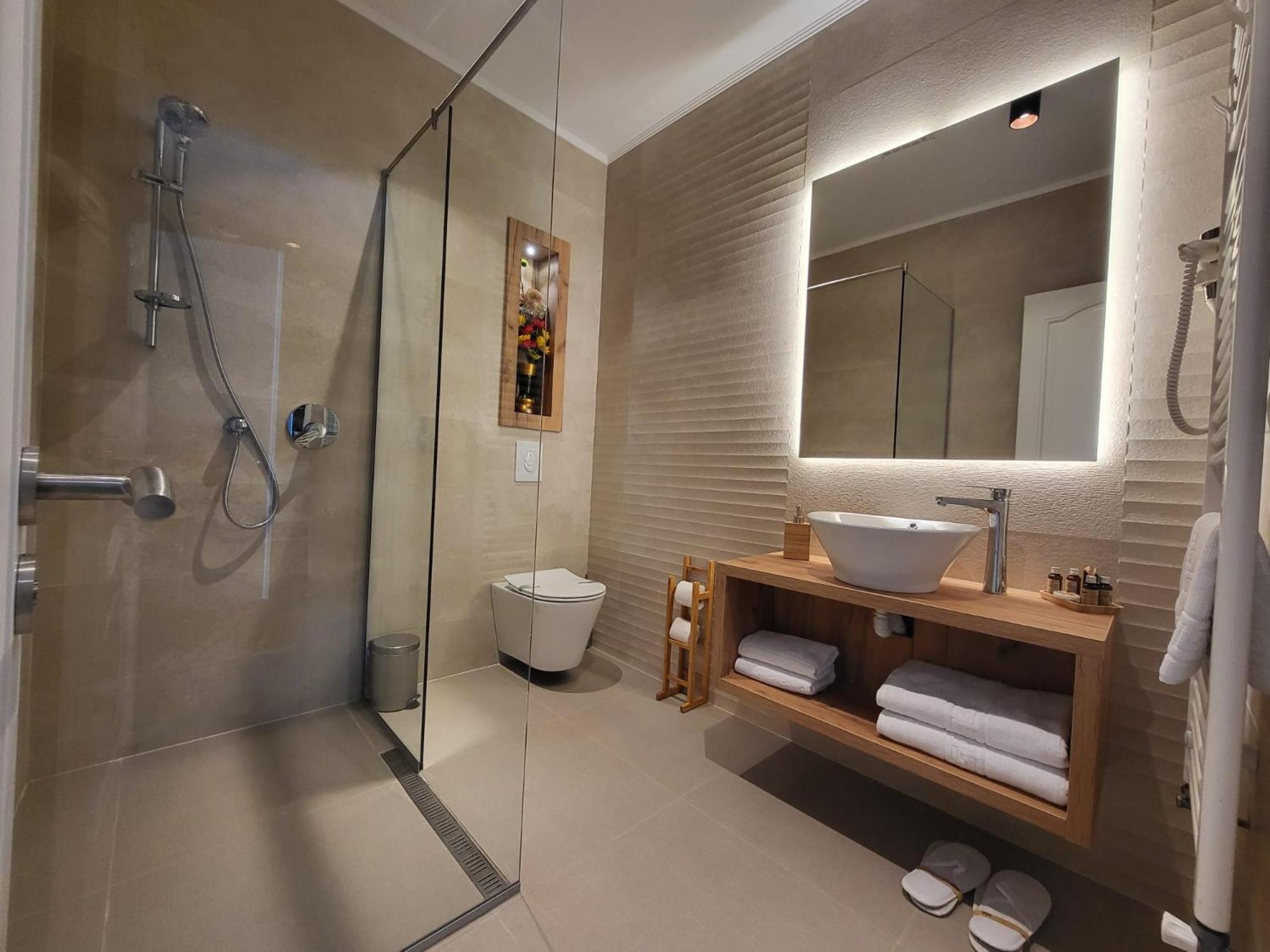 Deluxe Double Room with Balcony - Photo 4