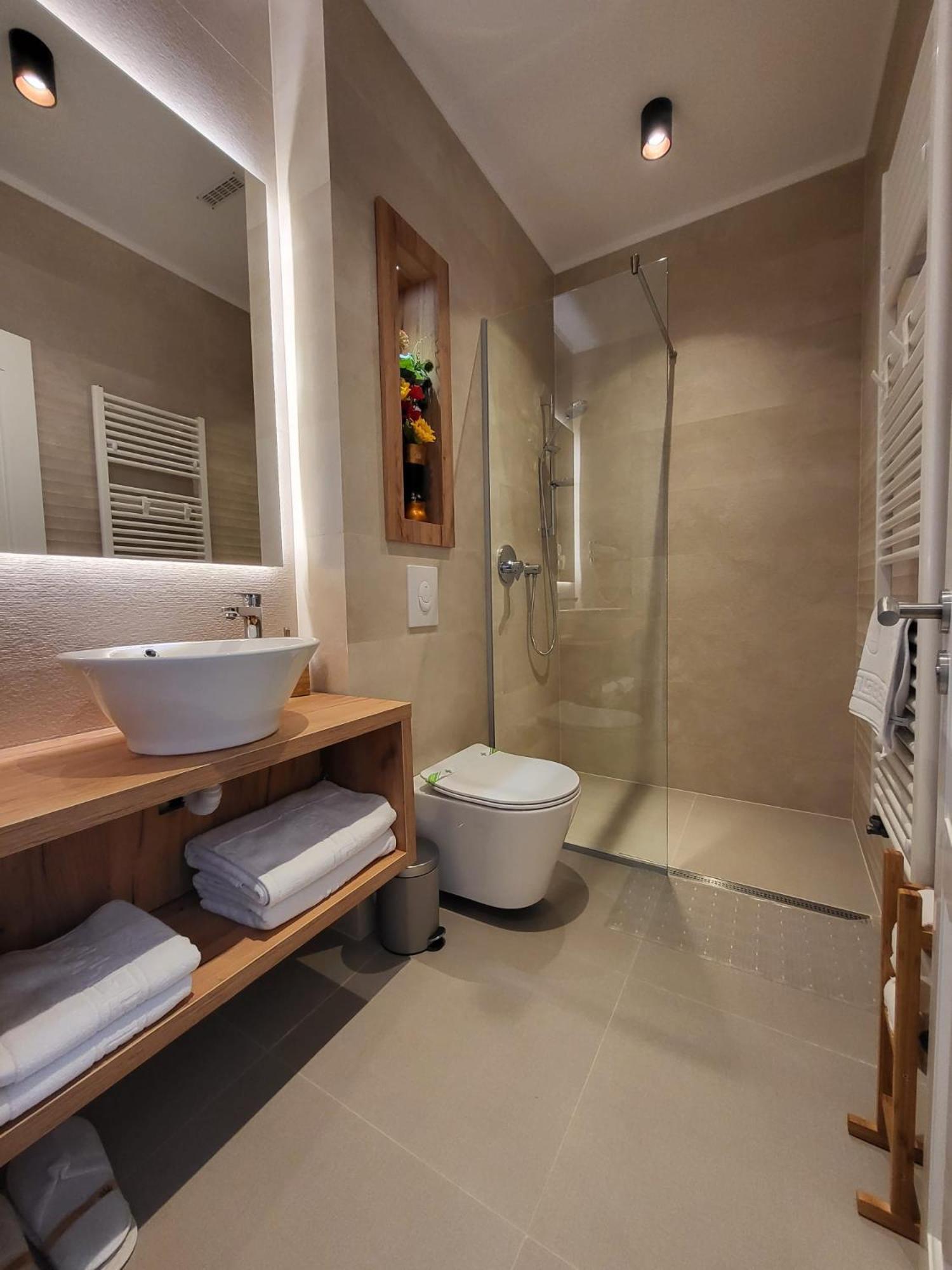 Double Room with Balcony - Photo 3