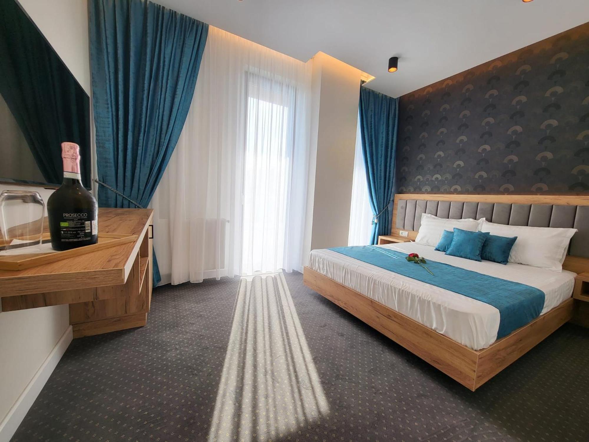 Double Room with Balcony - Photo 1