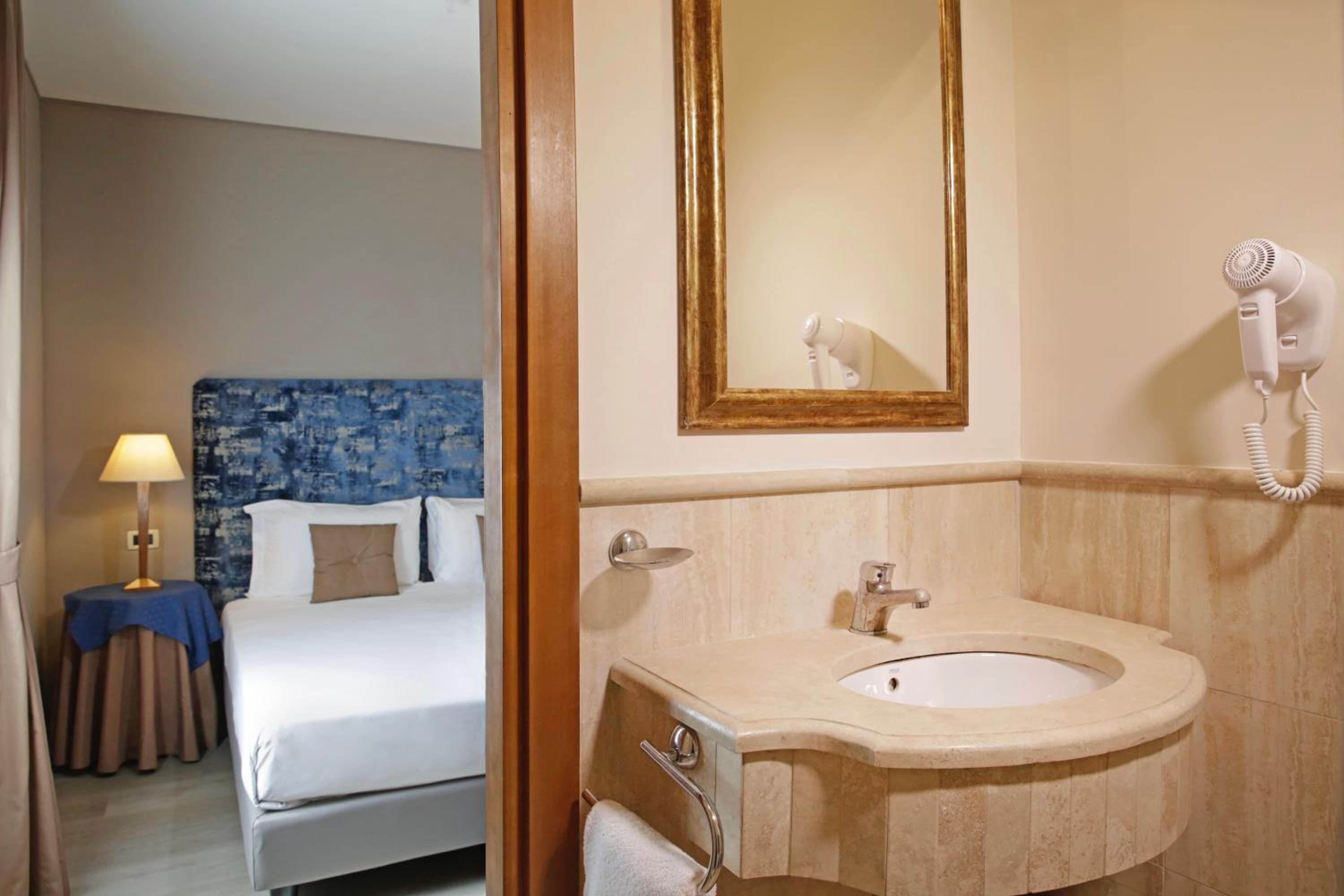 Standard Double or Twin Room photo 2