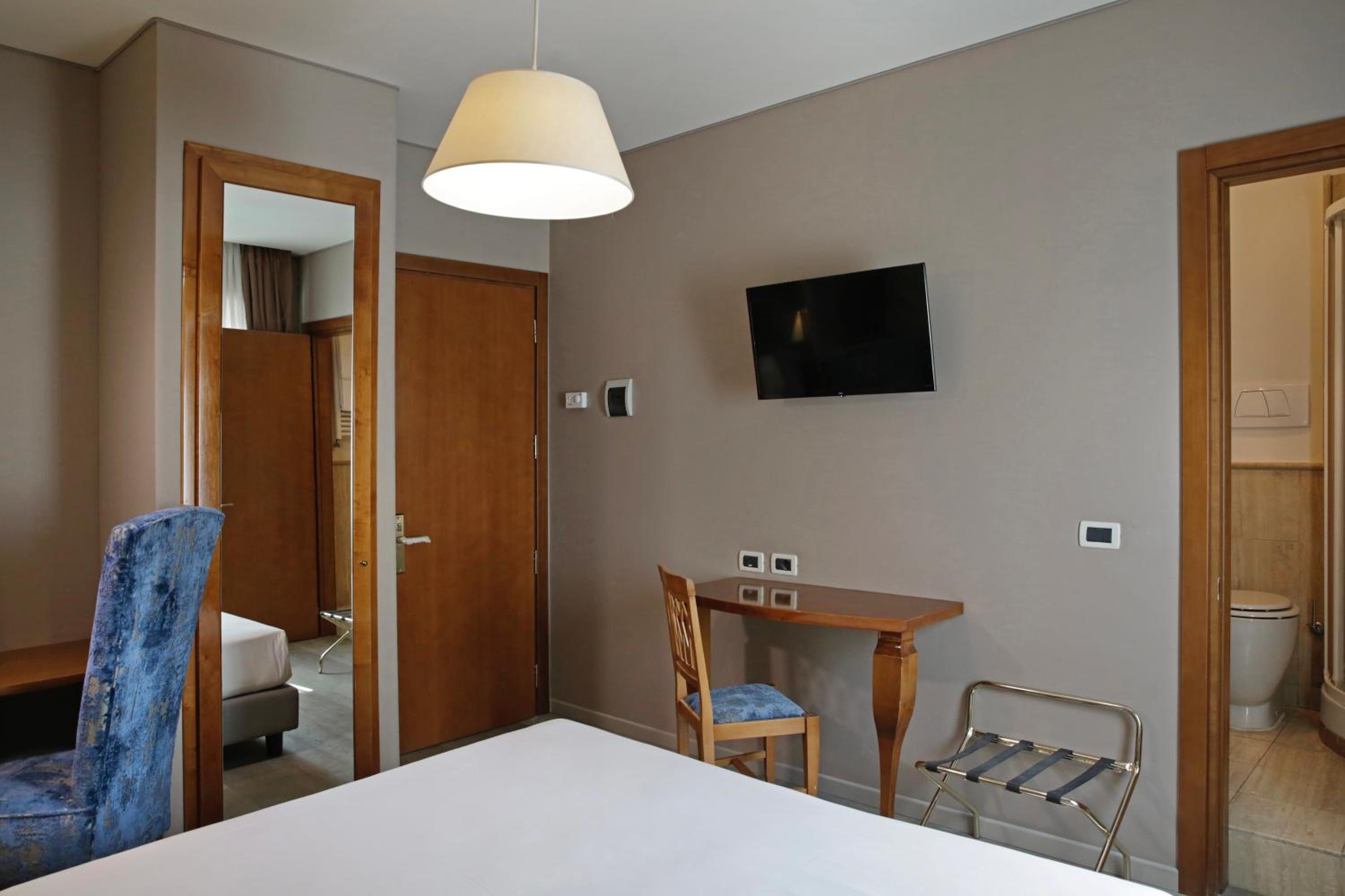 Standard Double or Twin Room photo 2
