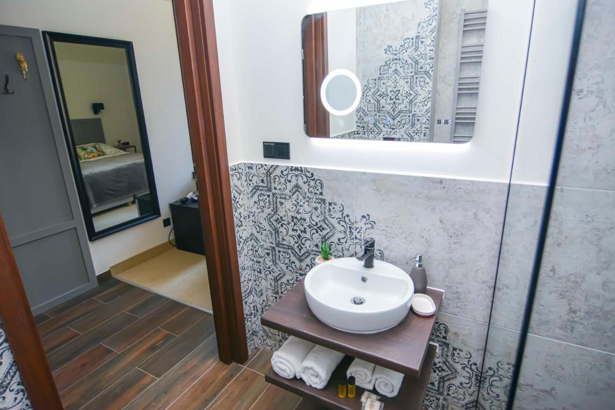 Double or Twin Room - Photo 10