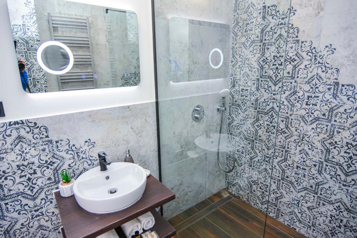 Double or Twin Room - Photo 8