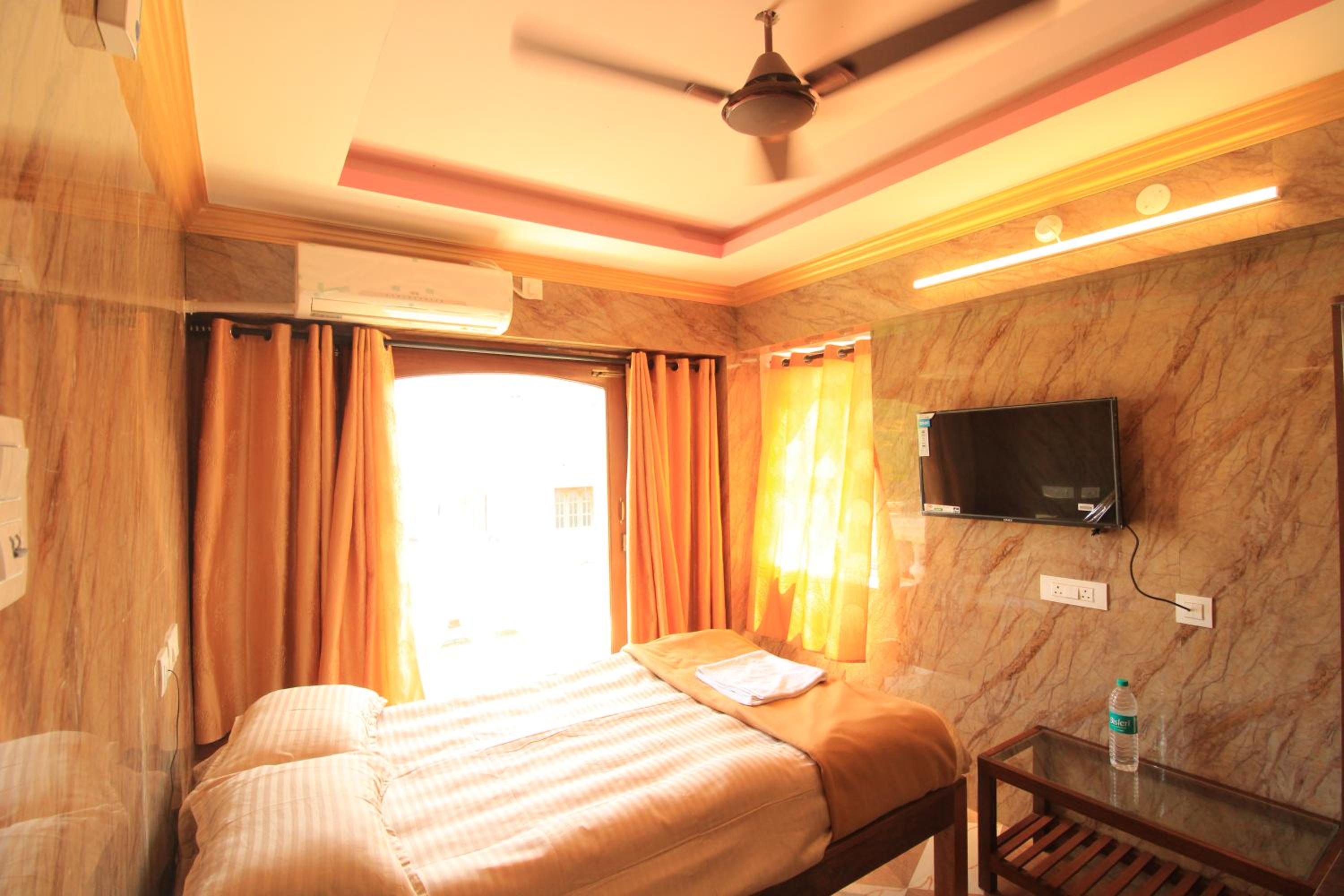 Deluxe Double Room (2 Adults + 1 Child) - Photo 10