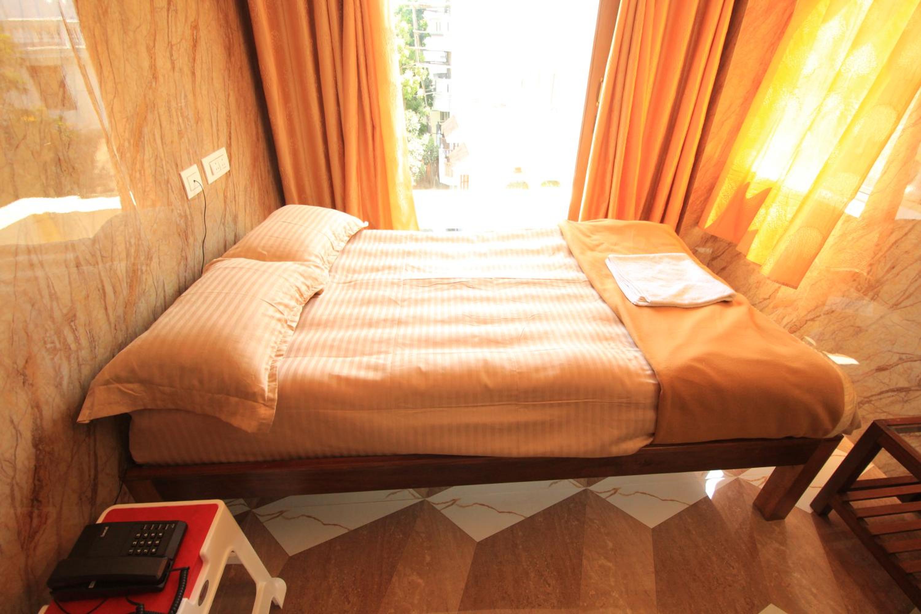 Deluxe Double Room (2 Adults + 1 Child) - Photo 9
